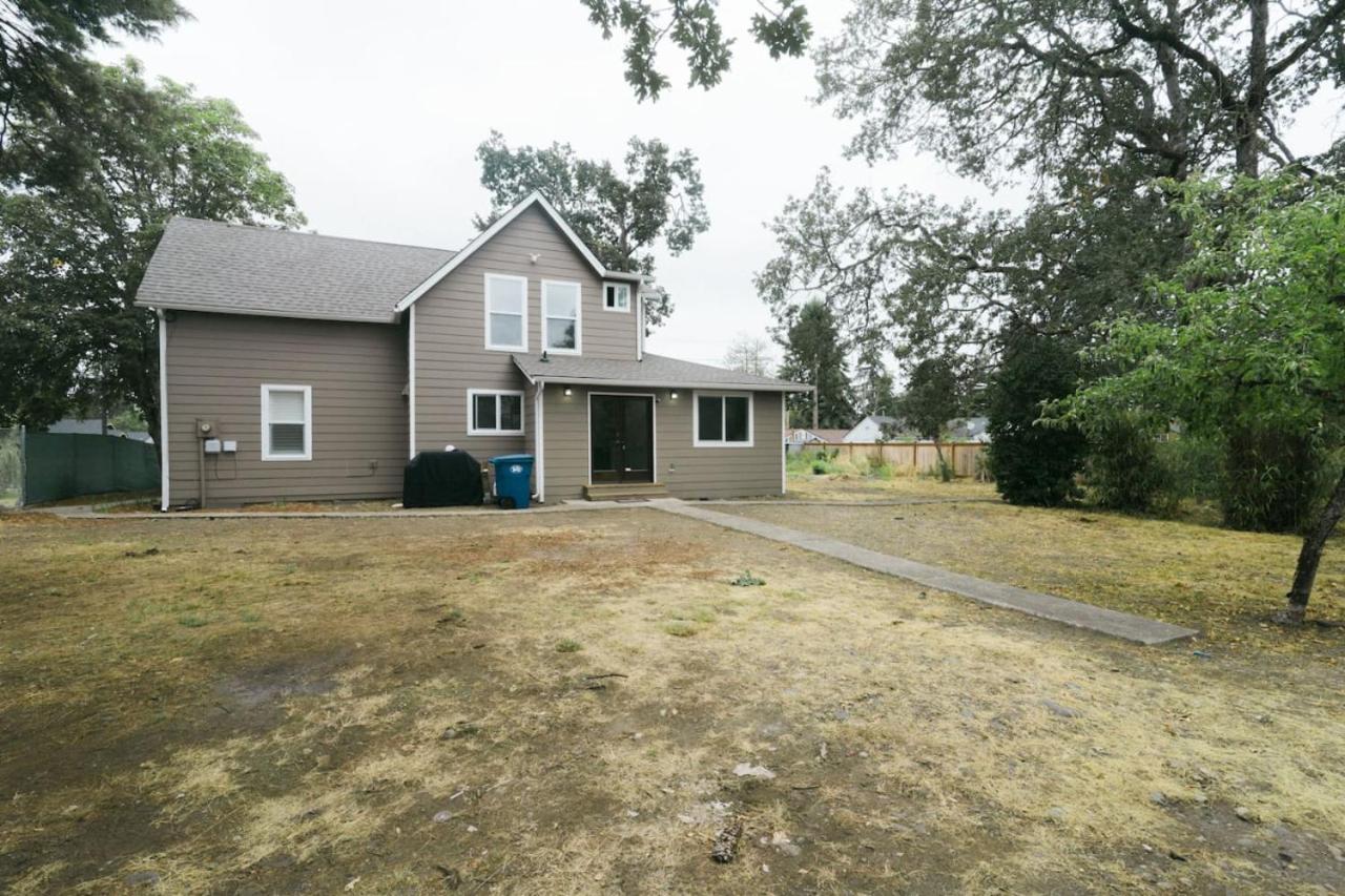 Room with 2 Twin Beds in Tacoma view 4
