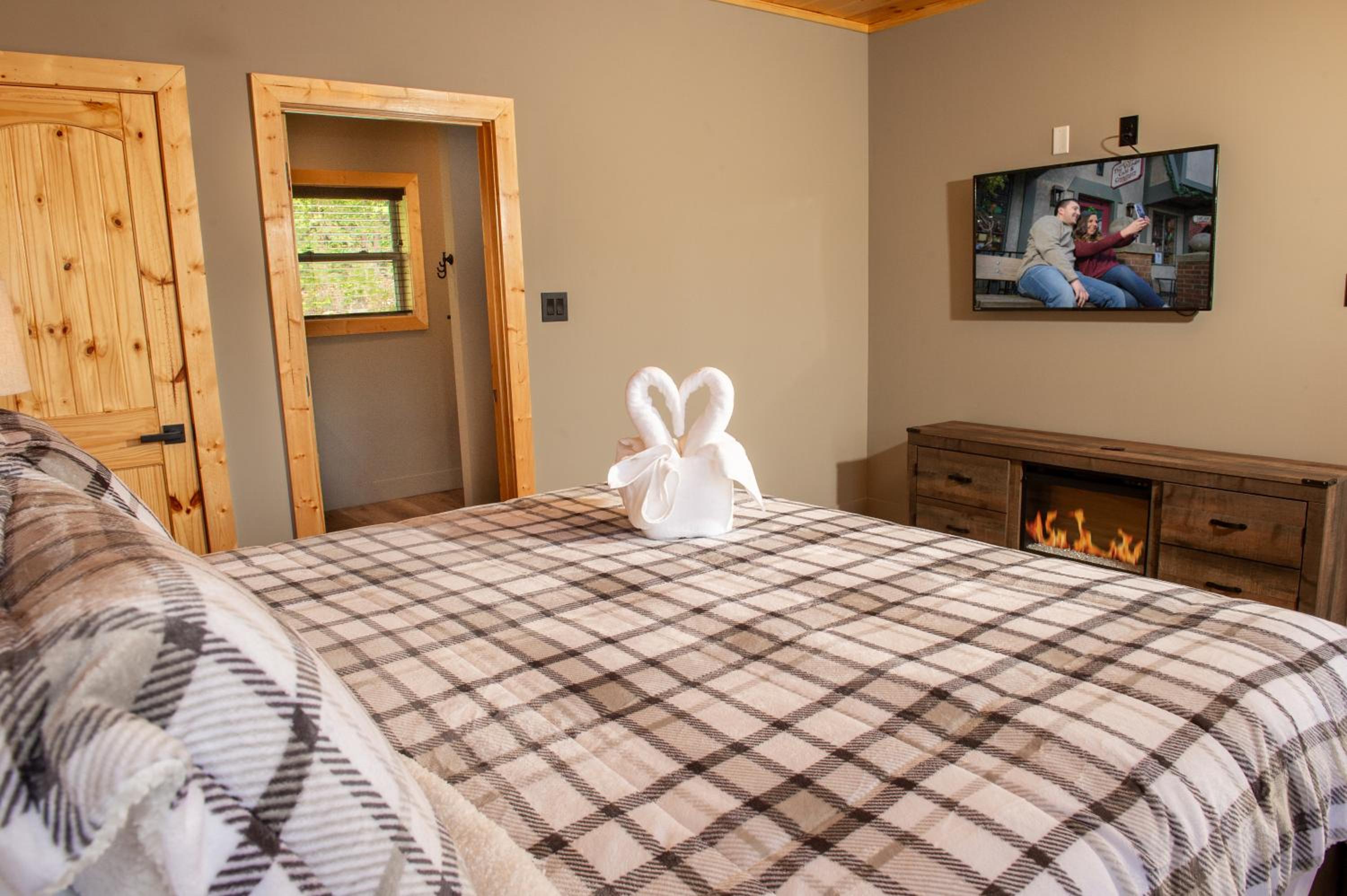 Augys View- Mountain Views-large parking-Large Cabin