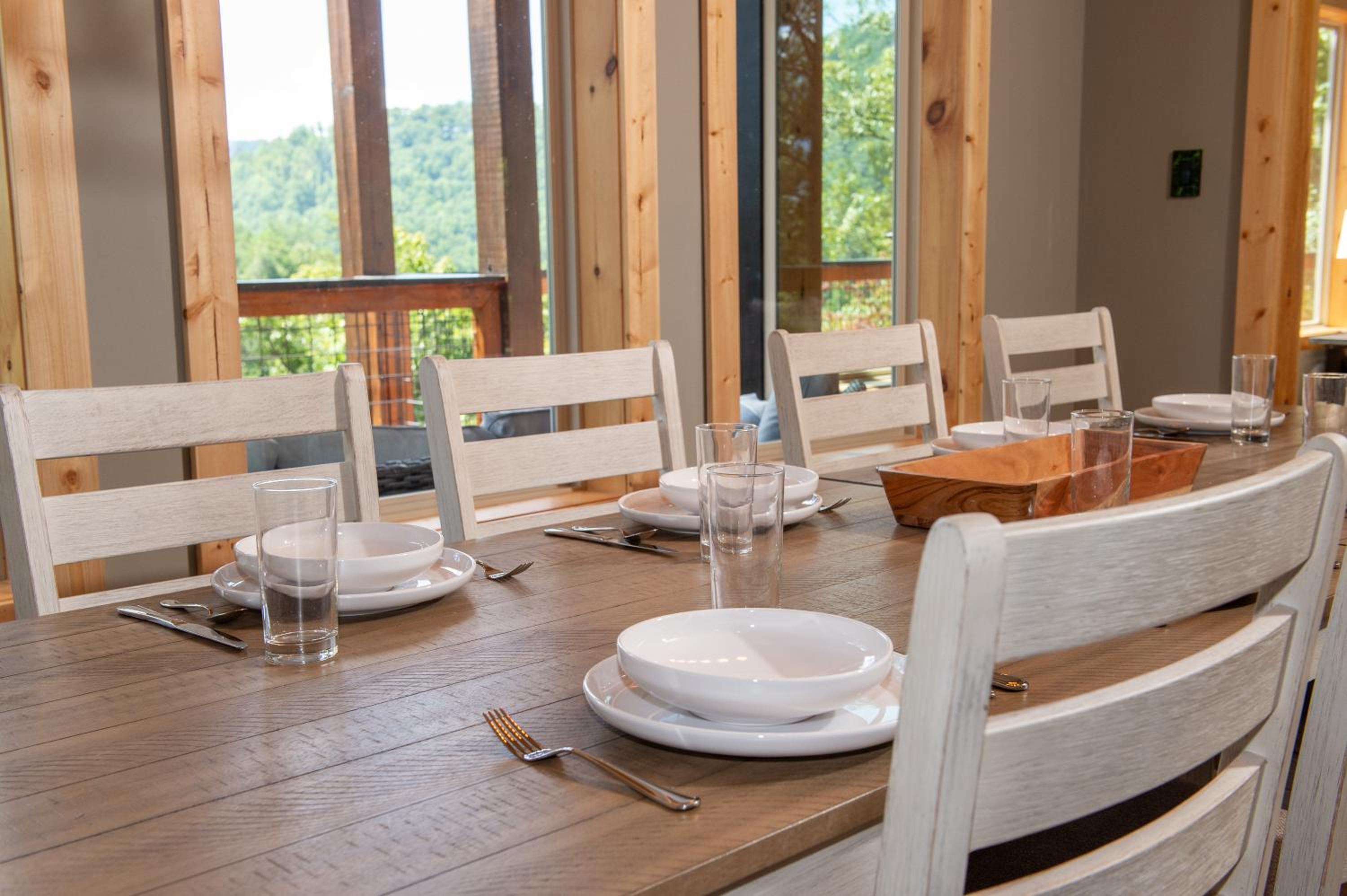 Augys View- Mountain Views-large parking-Large Cabin