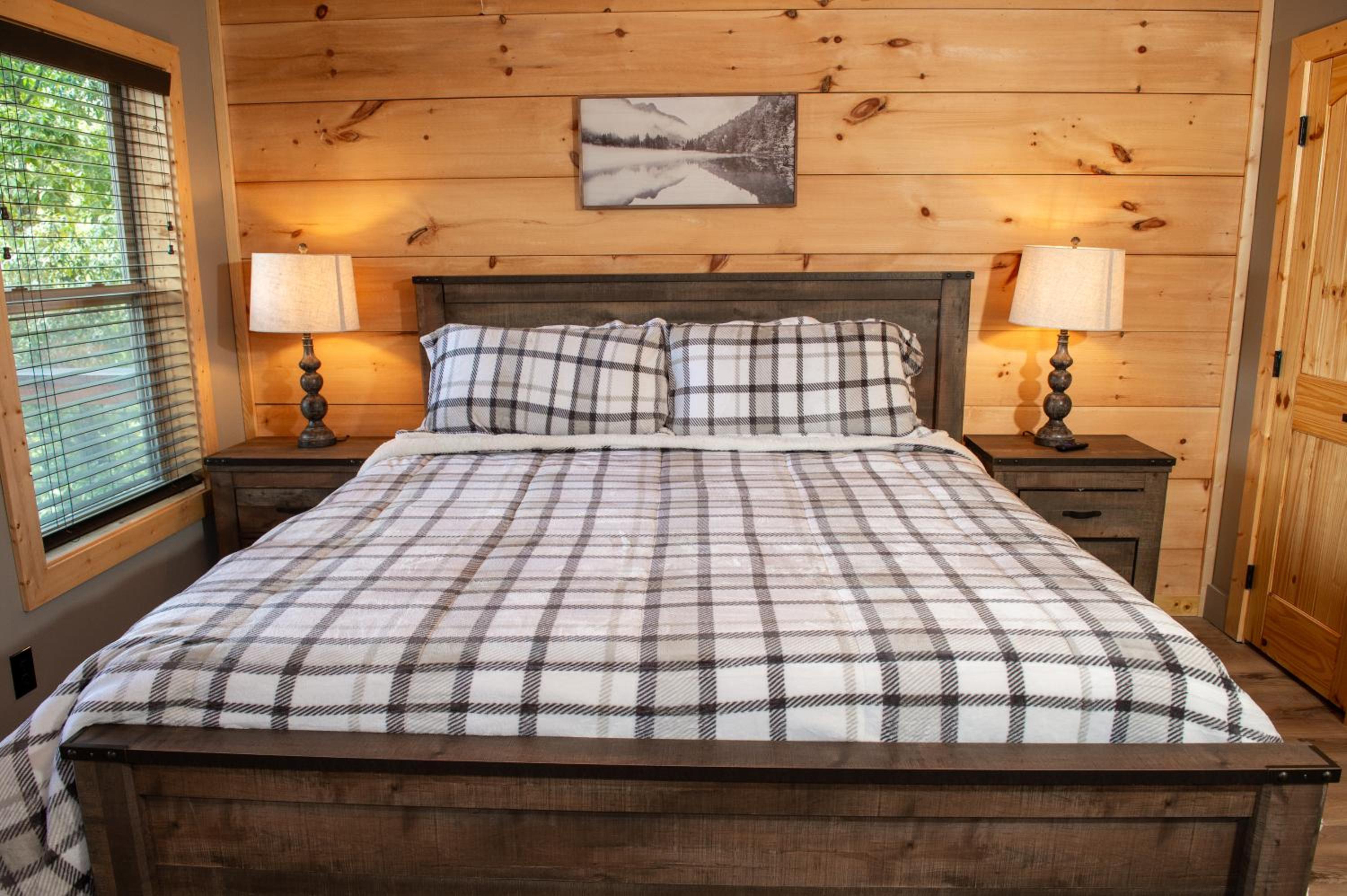 Augys View- Mountain Views-large parking-Large Cabin
