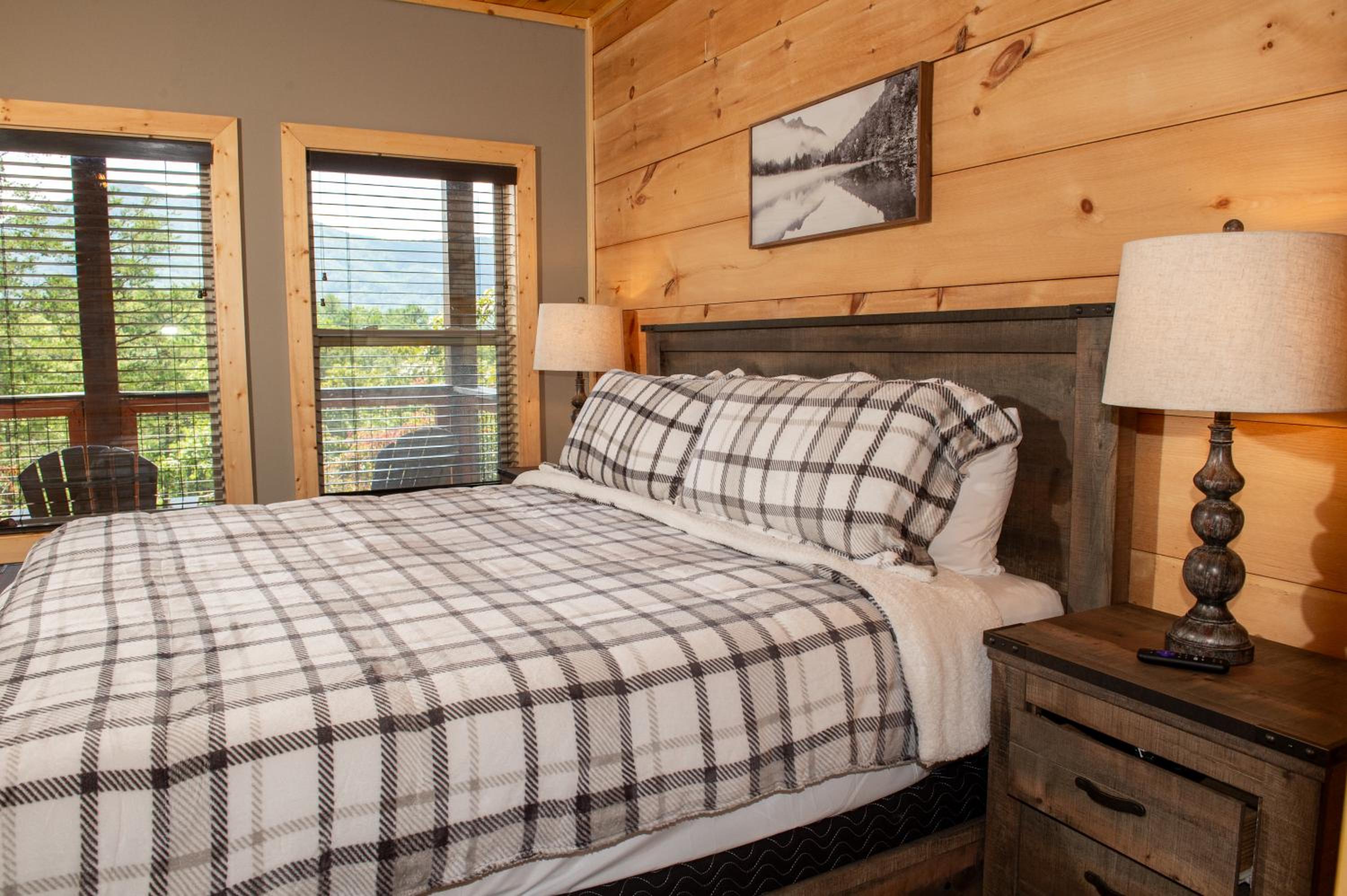 Augys View- Mountain Views-large parking-Large Cabin