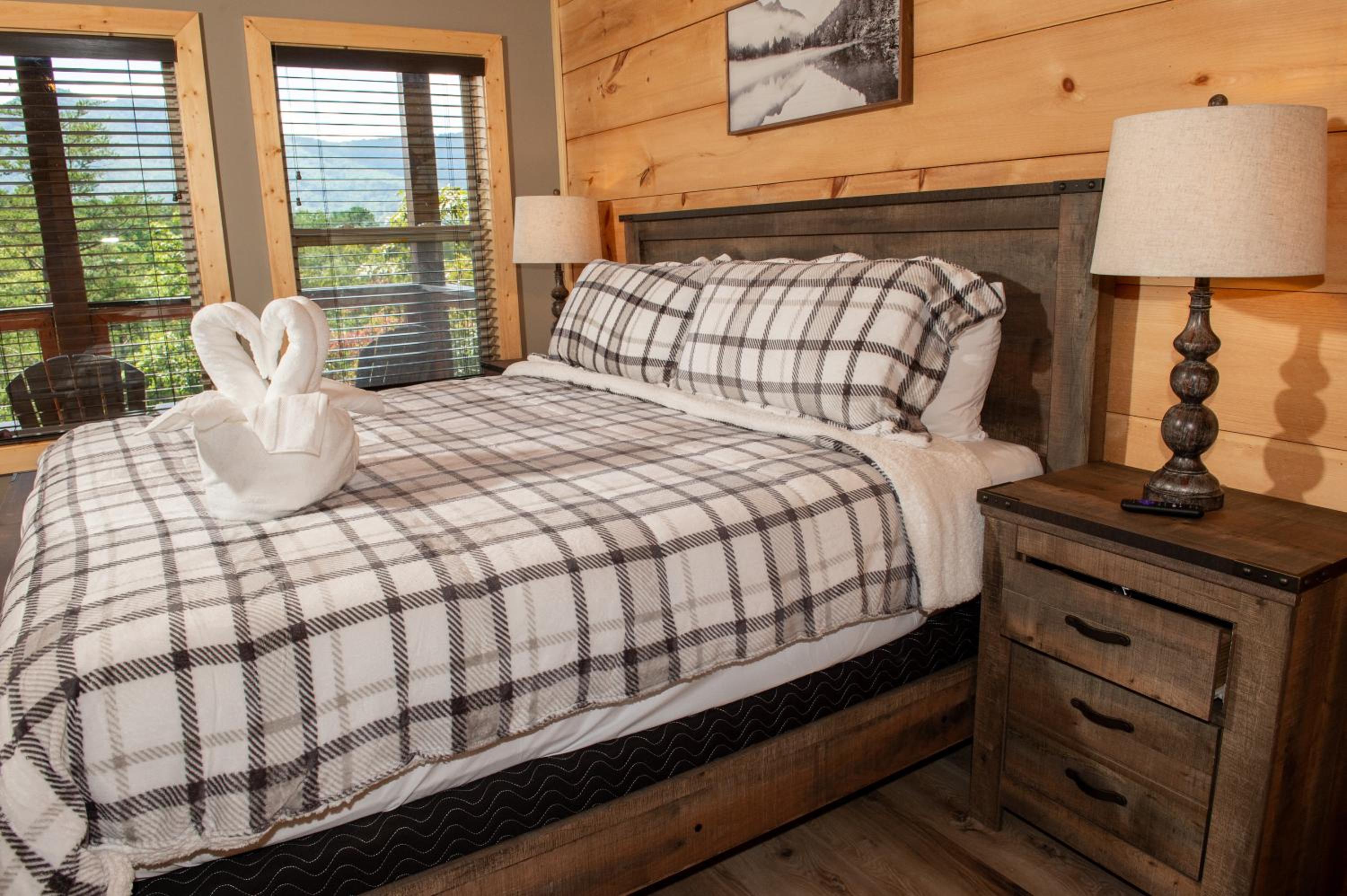 Augys View- Mountain Views-large parking-Large Cabin