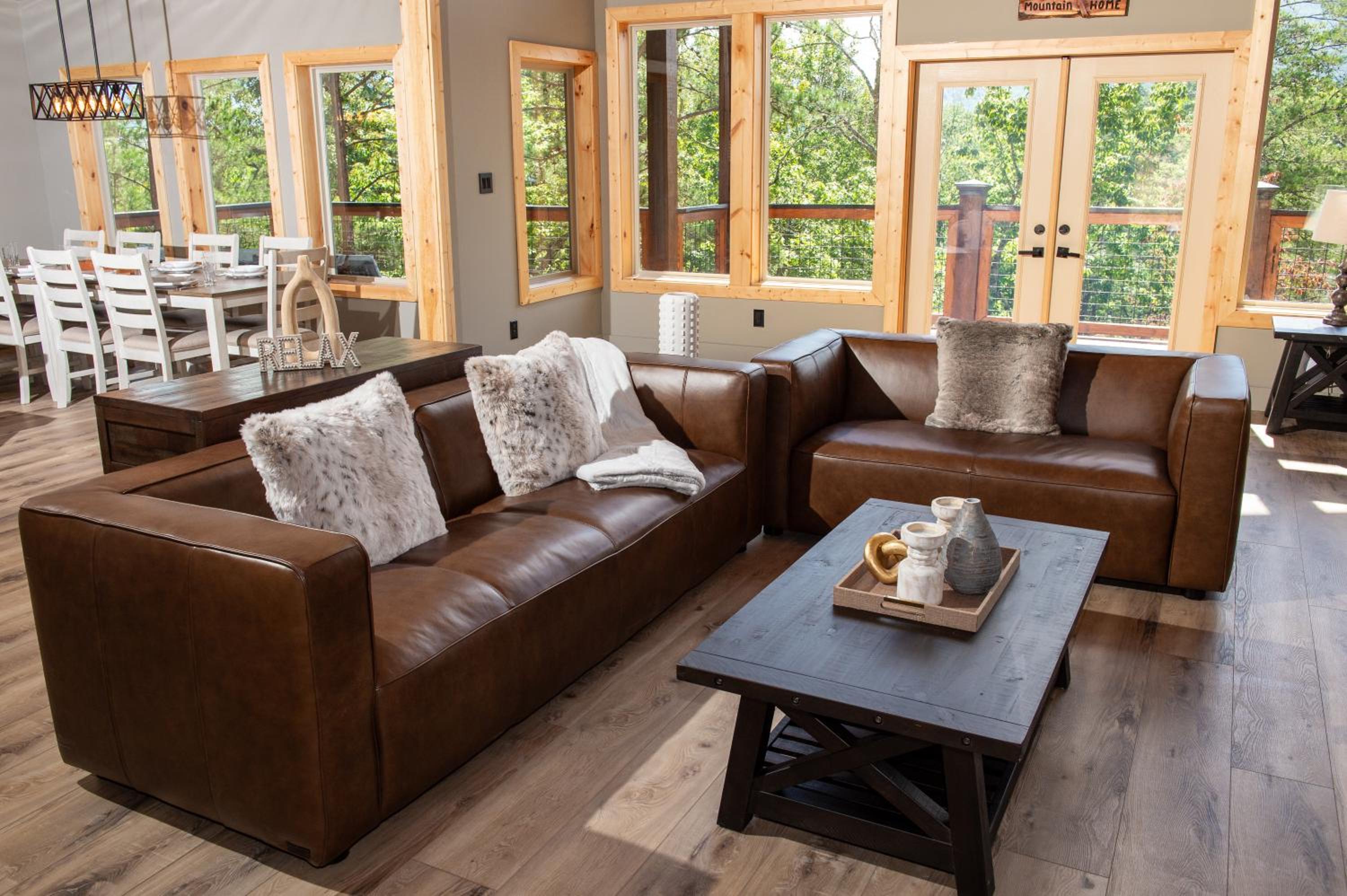 Augys View- Mountain Views-large parking-Large Cabin