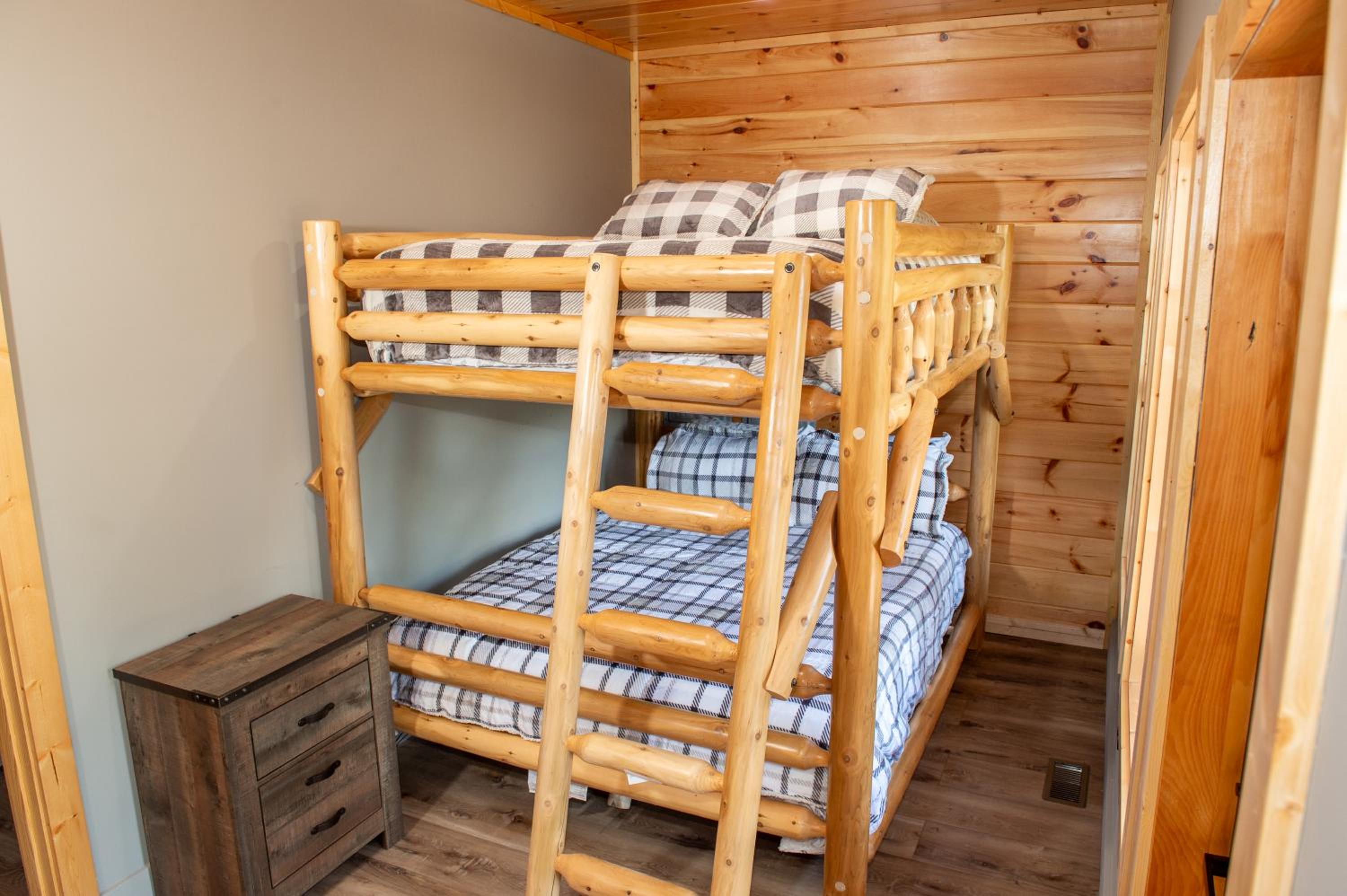 Augys View- Mountain Views-large parking-Large Cabin