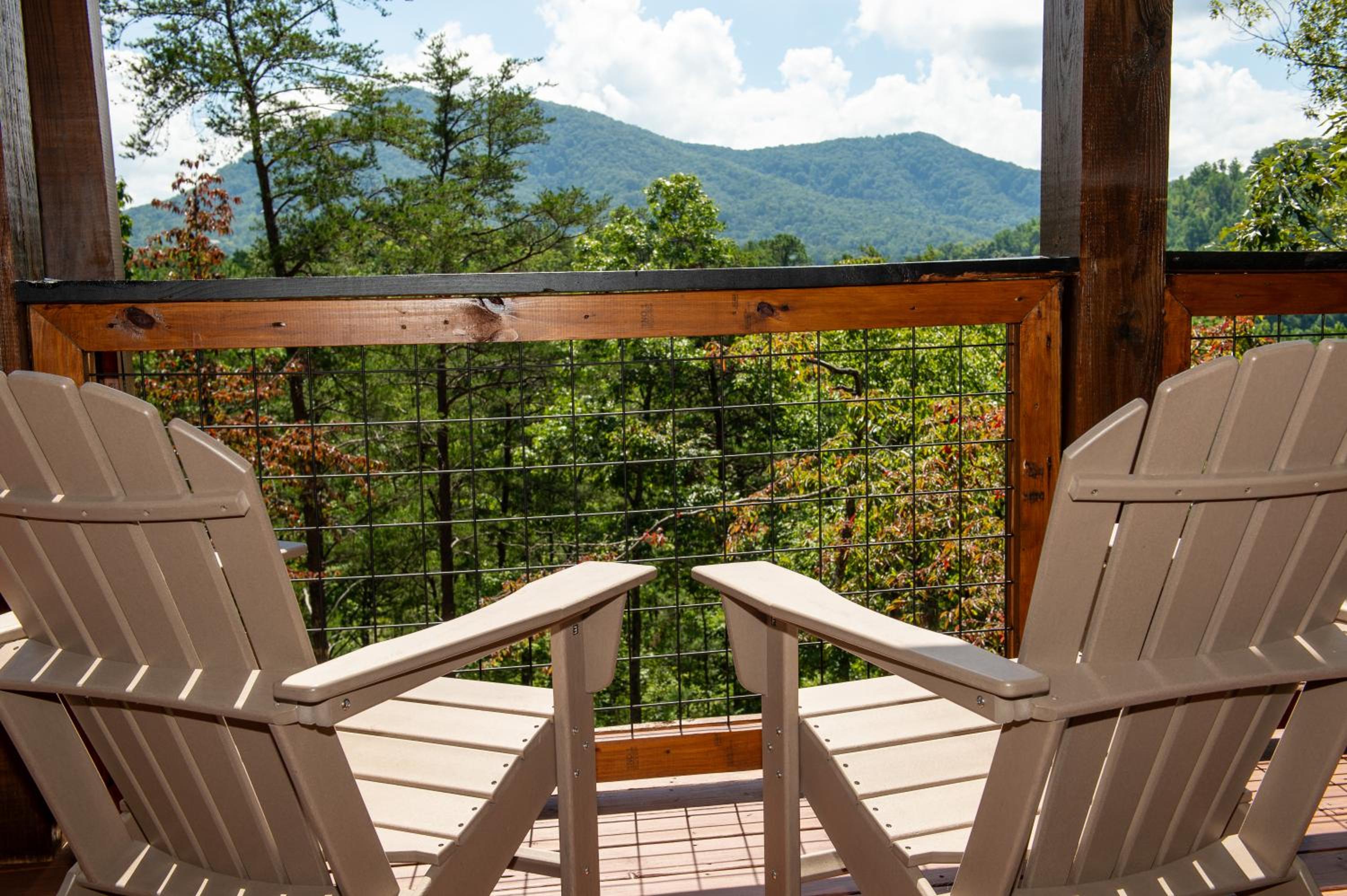 Augys View- Mountain Views-large parking-Large Cabin