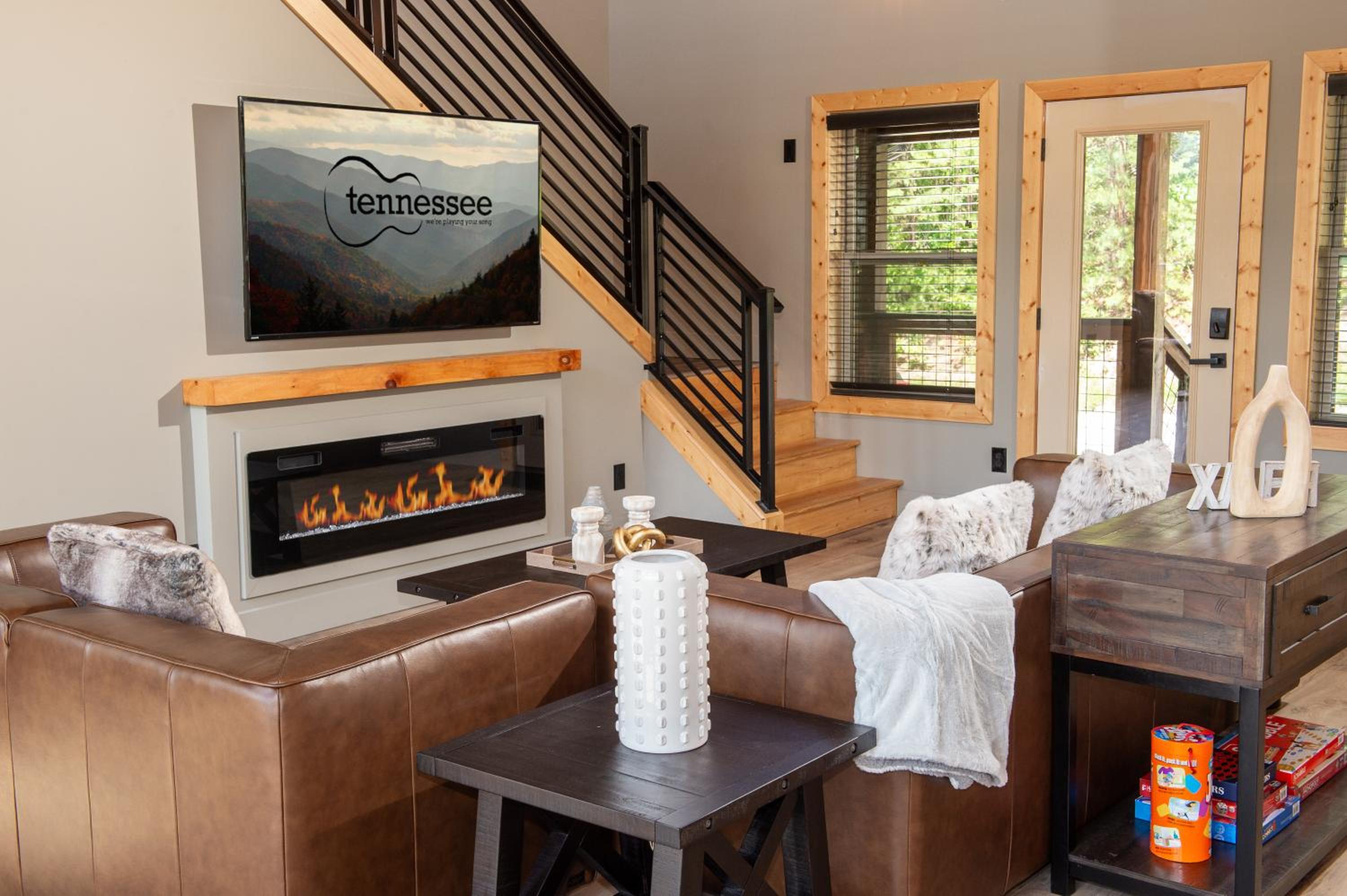 Augys View- Mountain Views-large parking-Large Cabin