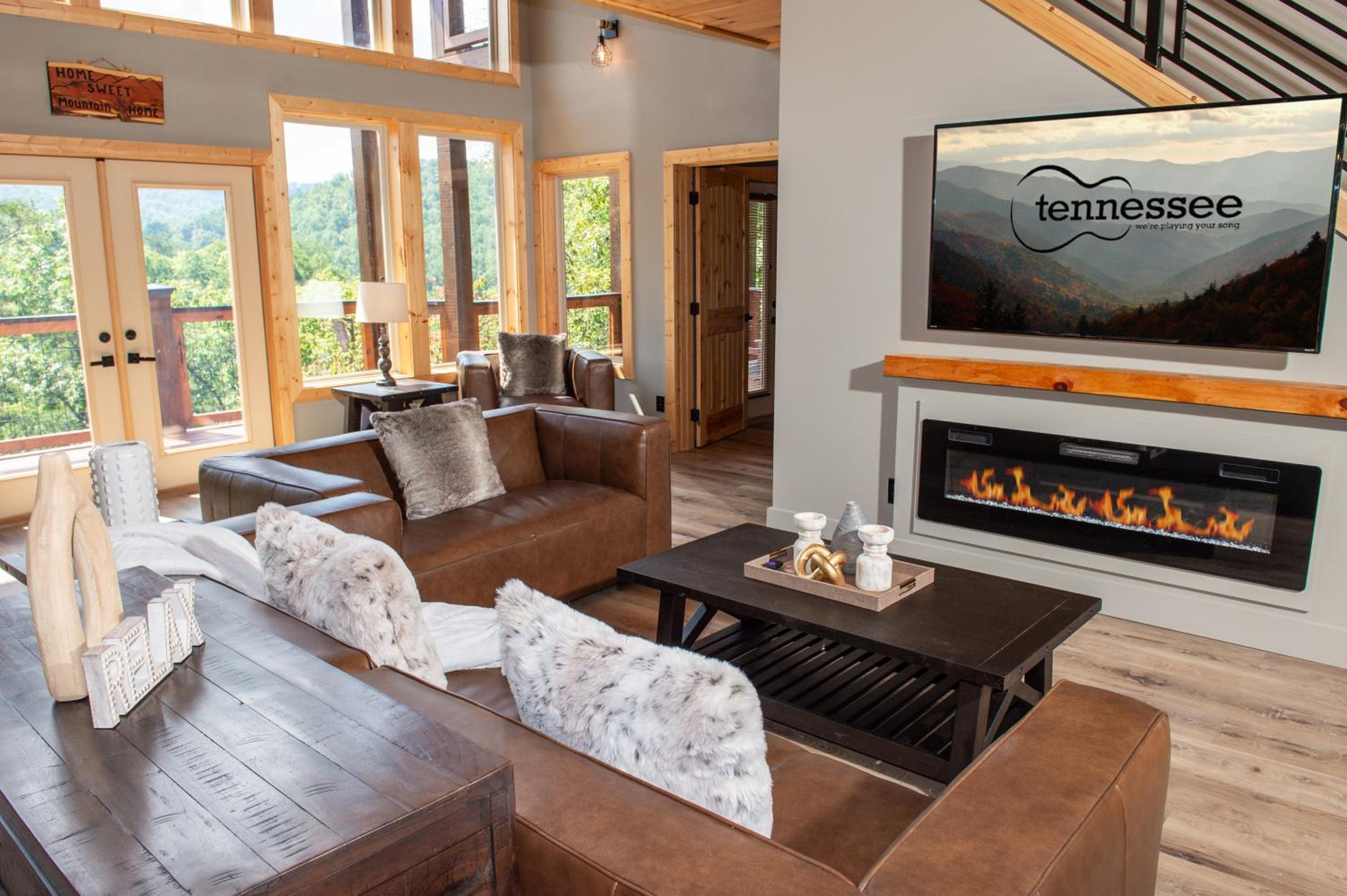 Augys View- Mountain Views-large parking-Large Cabin