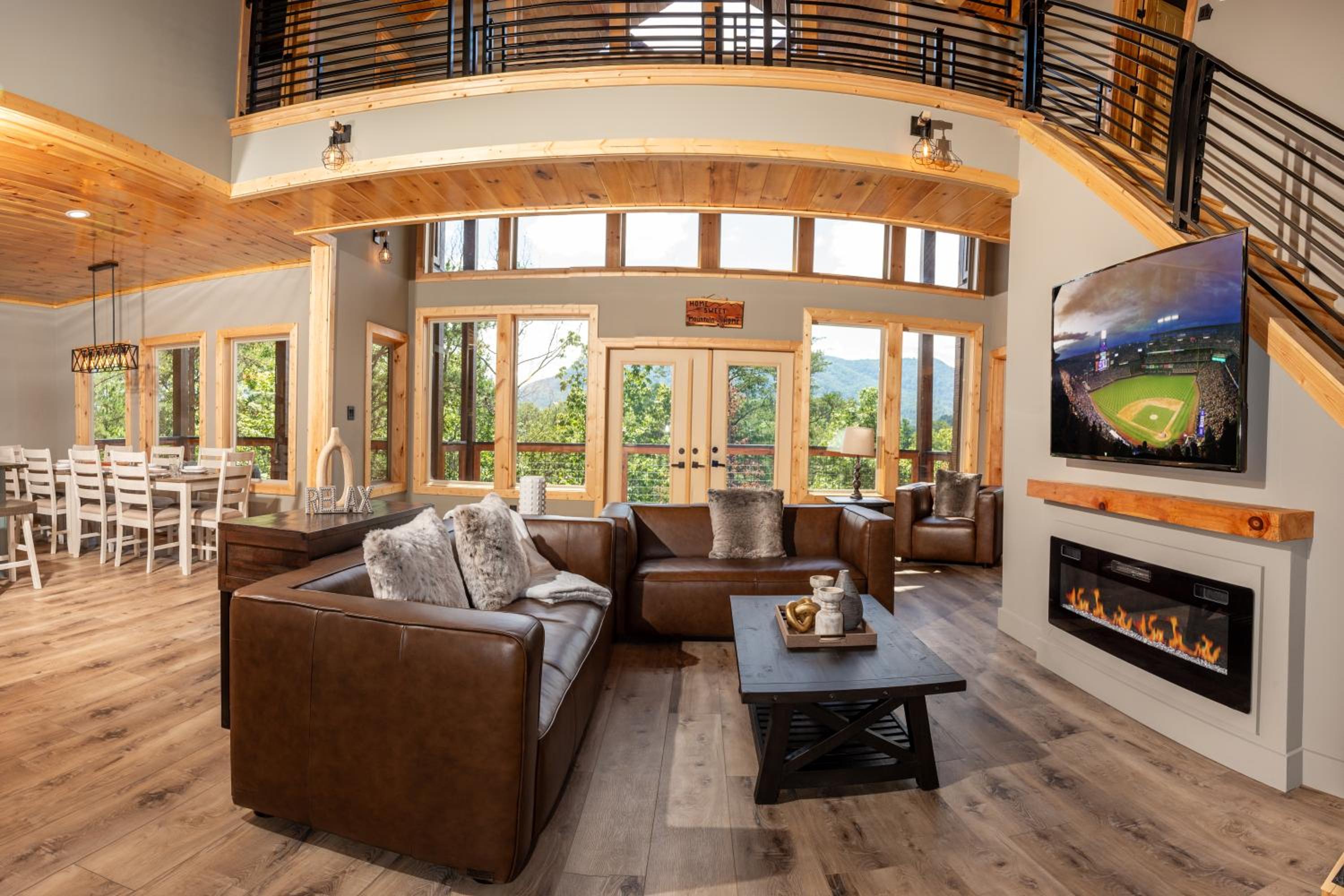 Augys View- Mountain Views-large parking-Large Cabin
