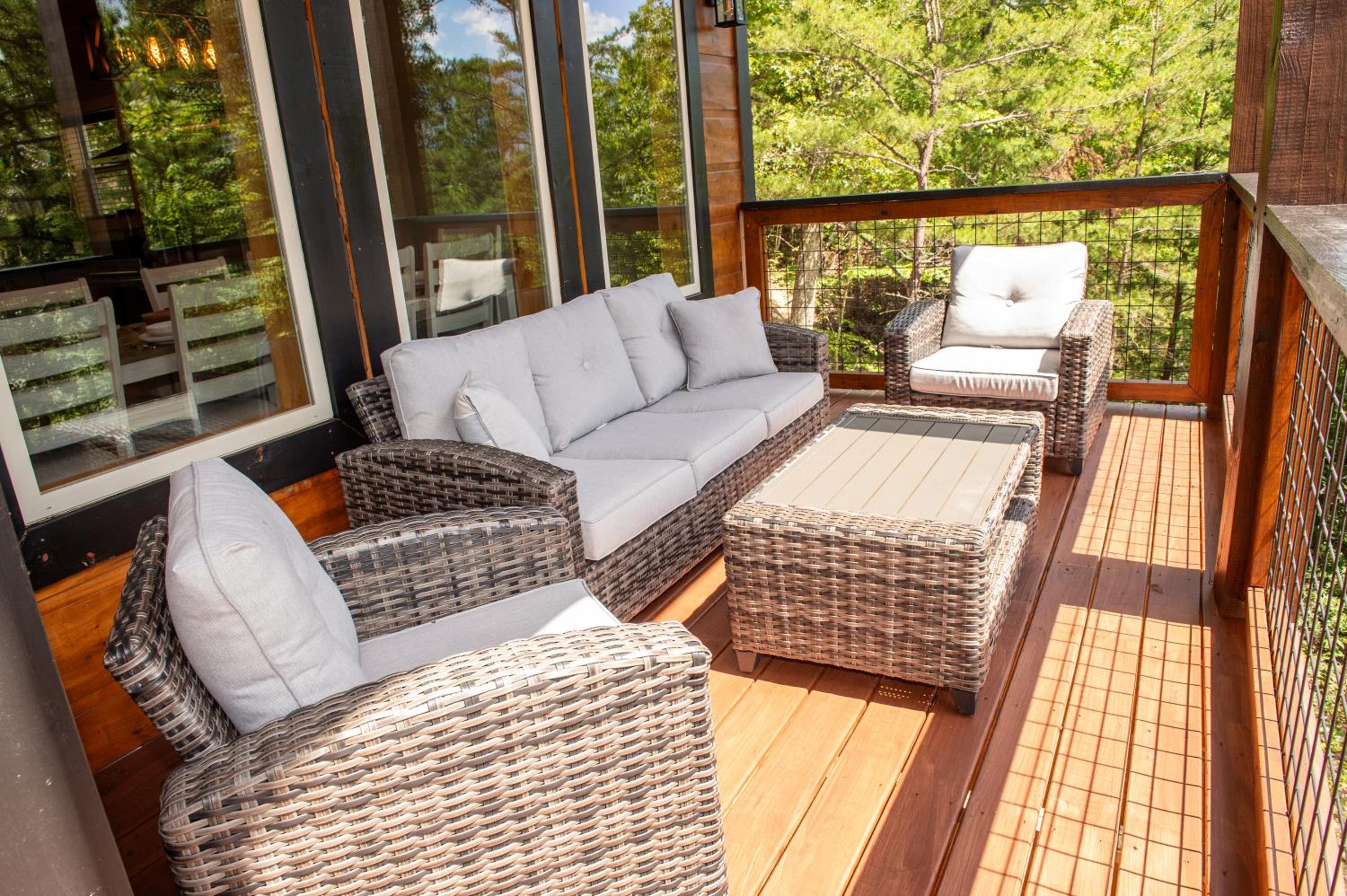 Augys View- Mountain Views-large parking-Large Cabin