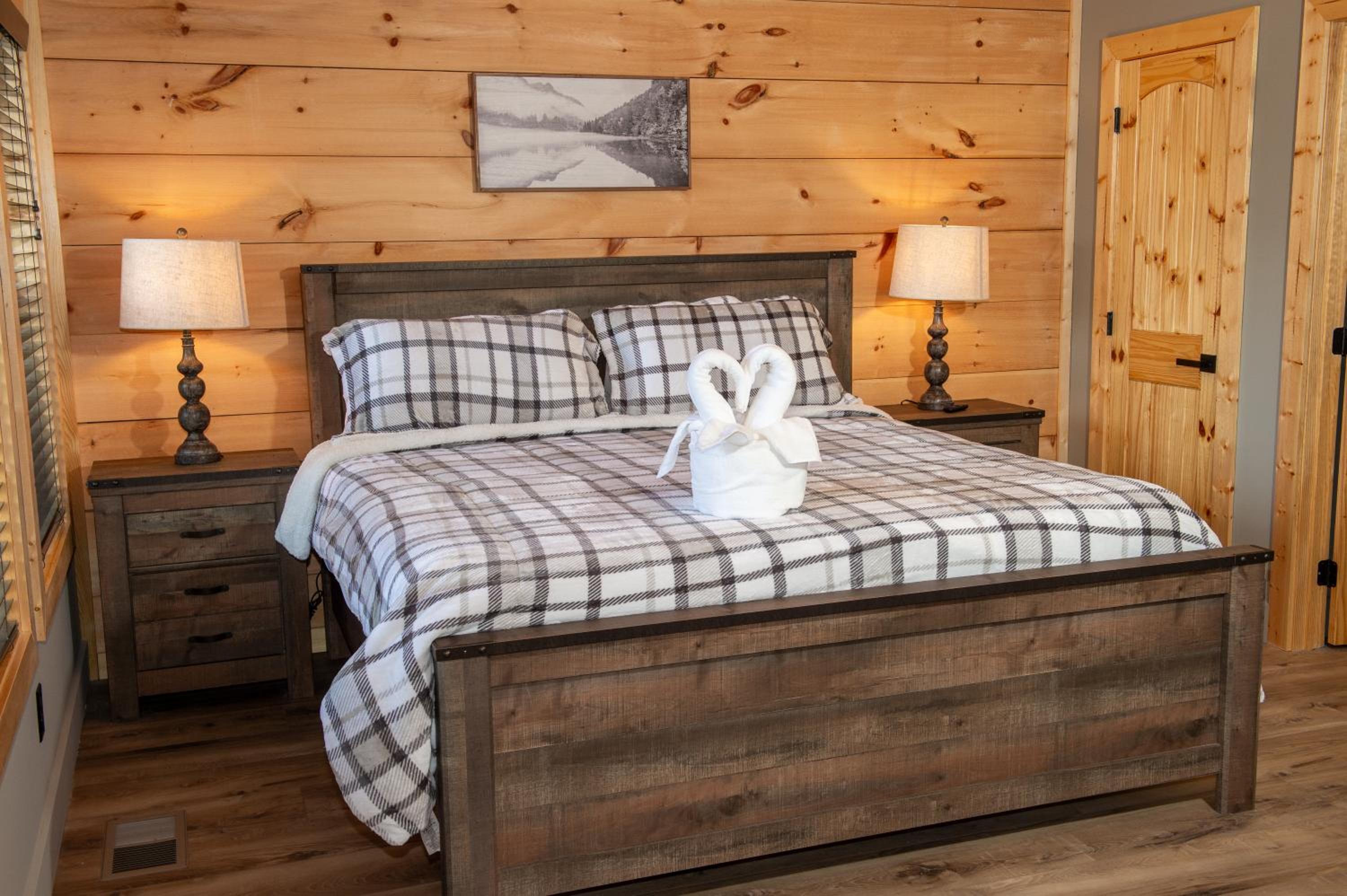 Augys View- Mountain Views-large parking-Large Cabin