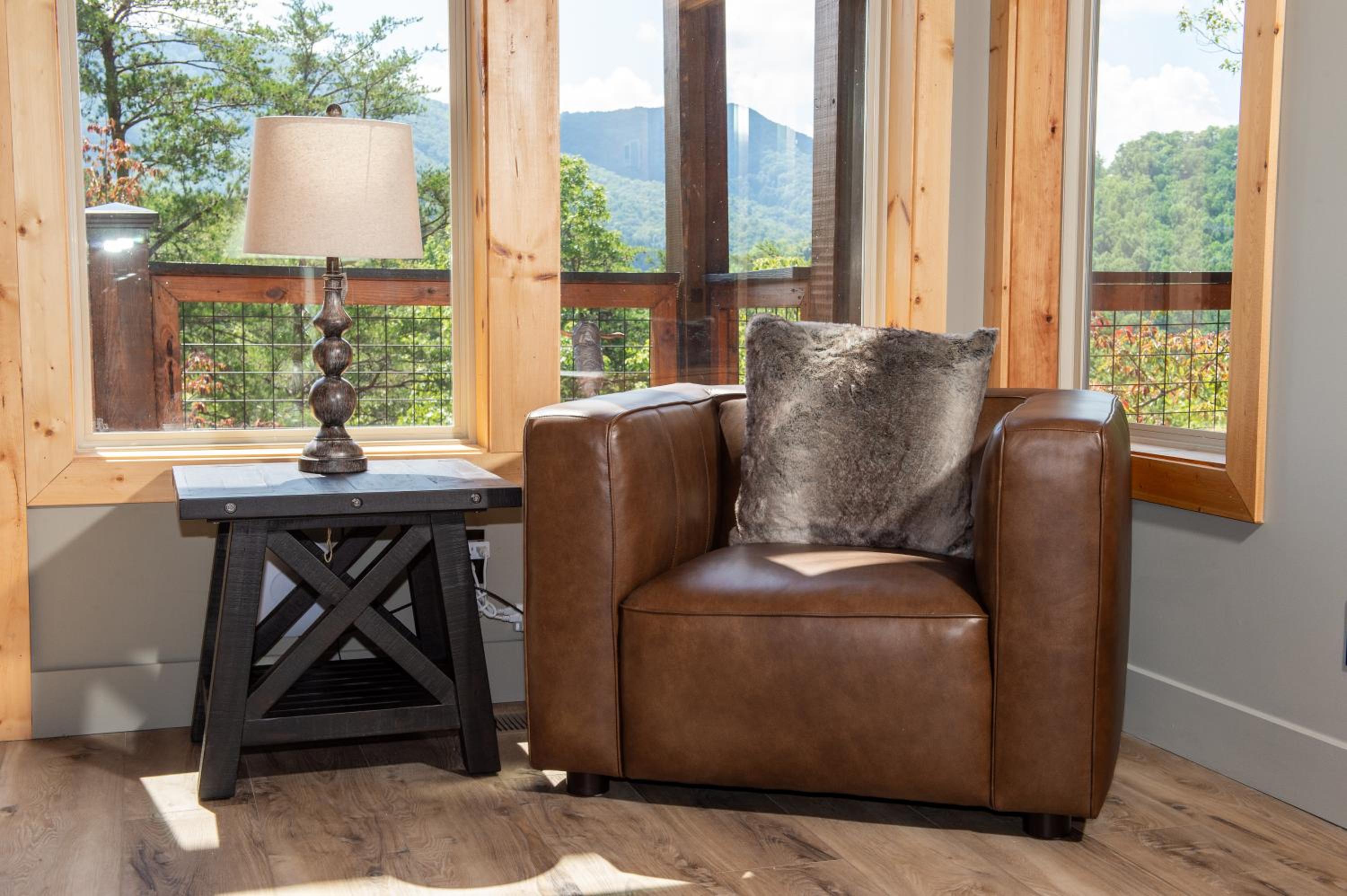 Augys View- Mountain Views-large parking-Large Cabin
