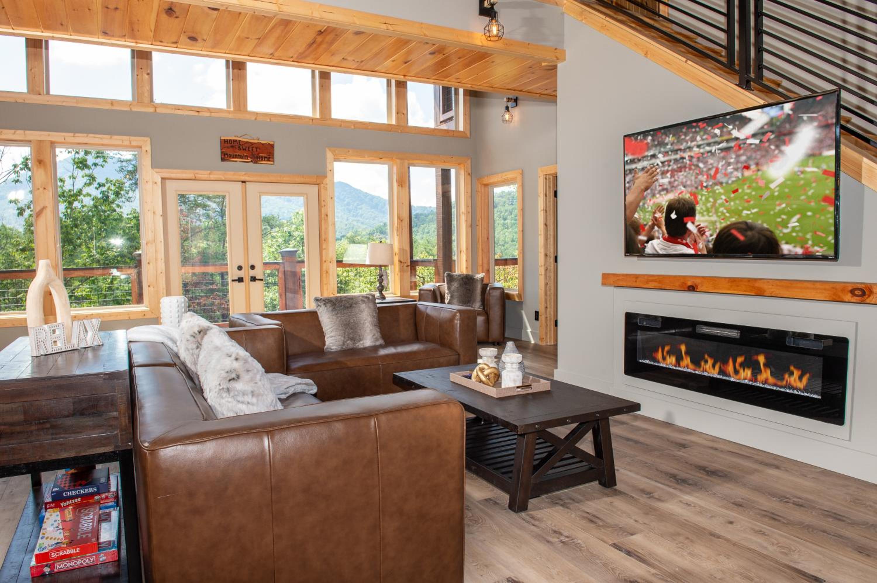 Augys View- Mountain Views-large parking-Large Cabin