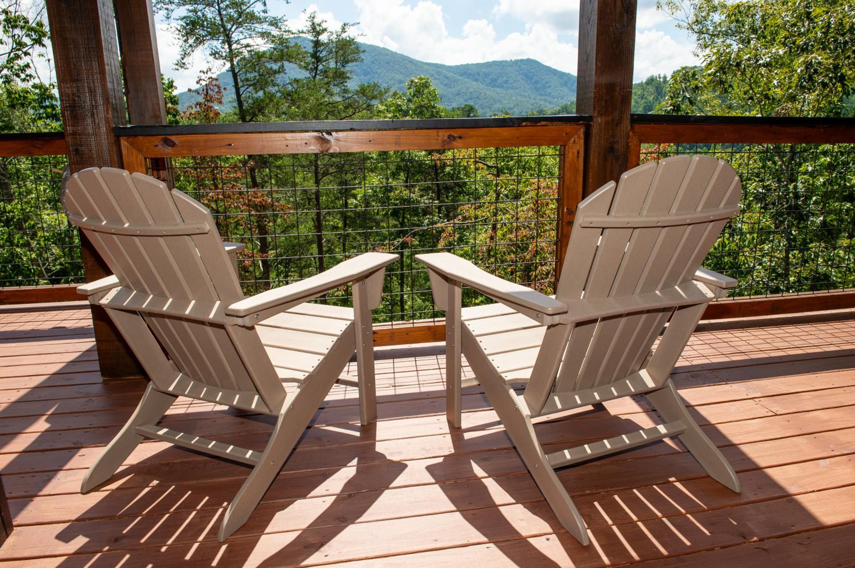 Augys View- Mountain Views-large parking-Large Cabin