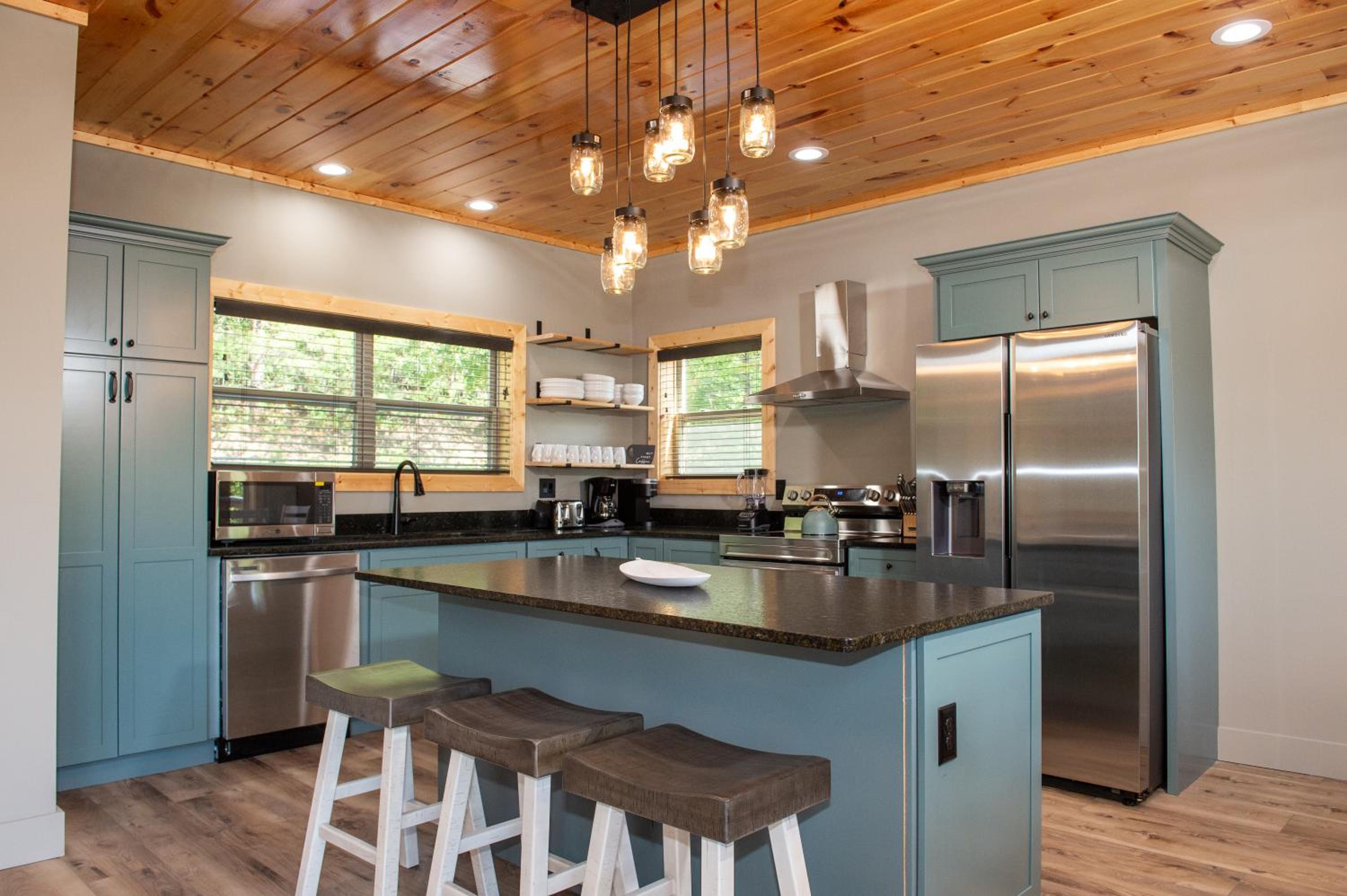 Augys View- Mountain Views-large parking-Large Cabin