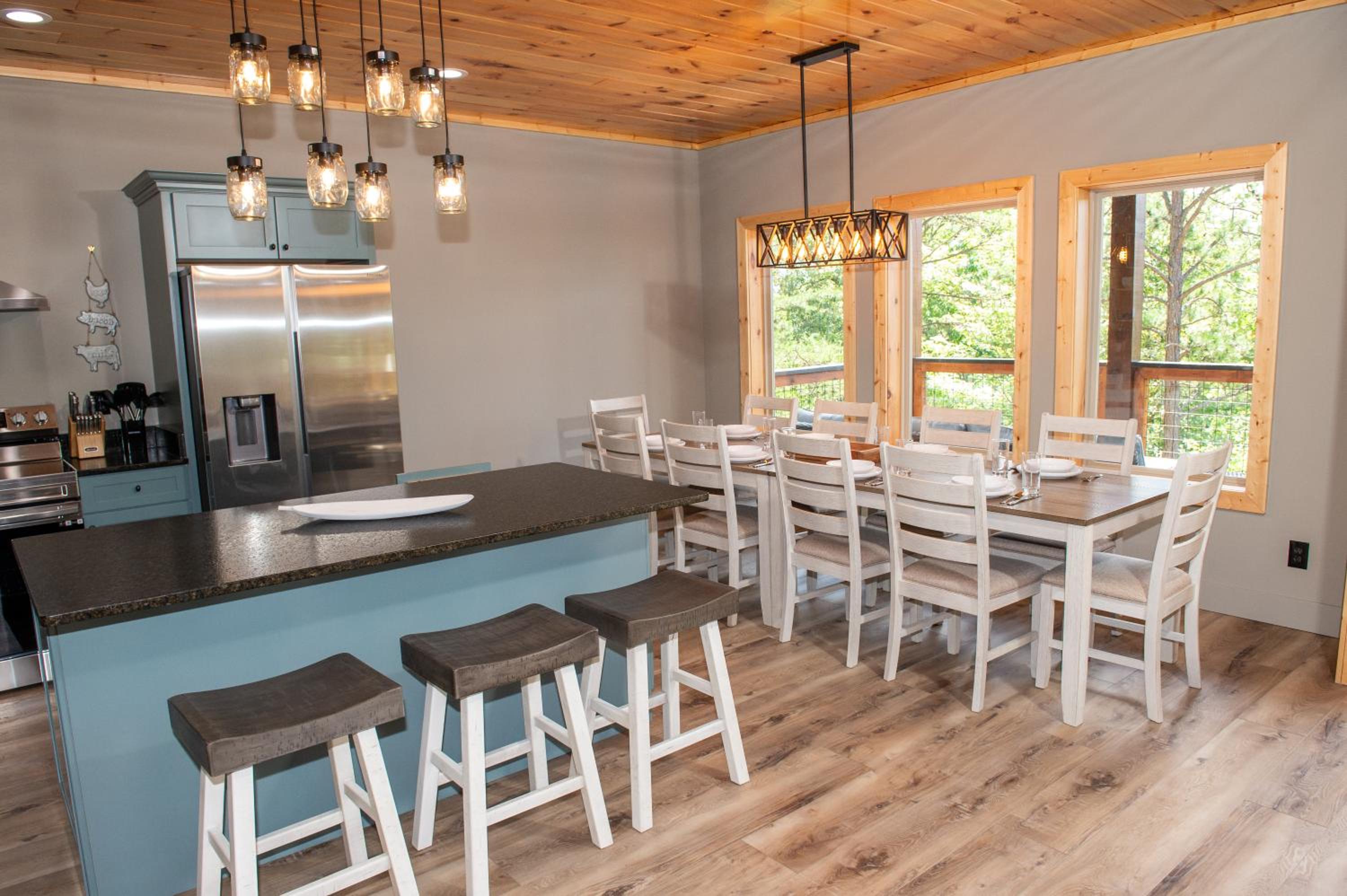 Augys View- Mountain Views-large parking-Large Cabin