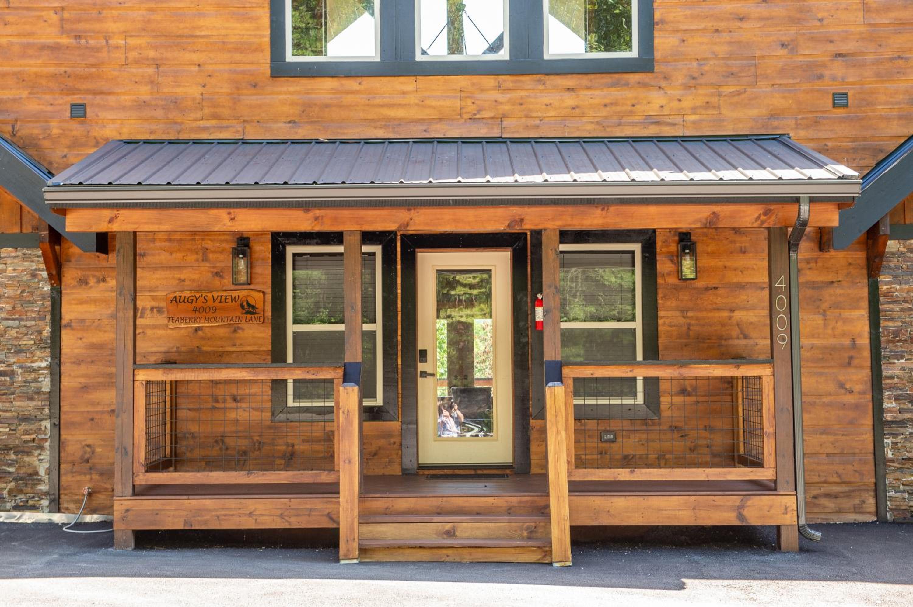 Augys View- Mountain Views-large parking-Large Cabin
