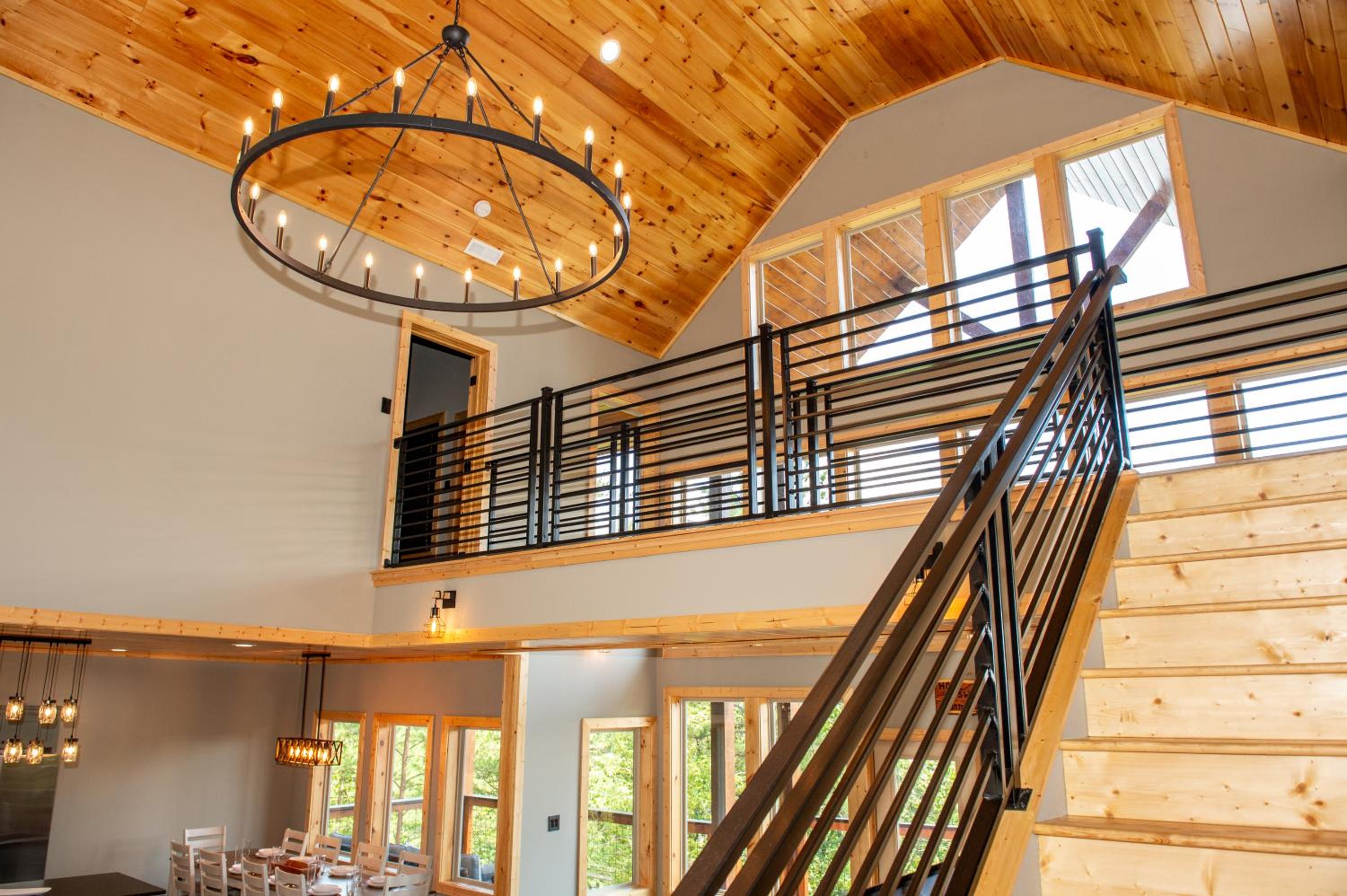Augys View- Mountain Views-large parking-Large Cabin
