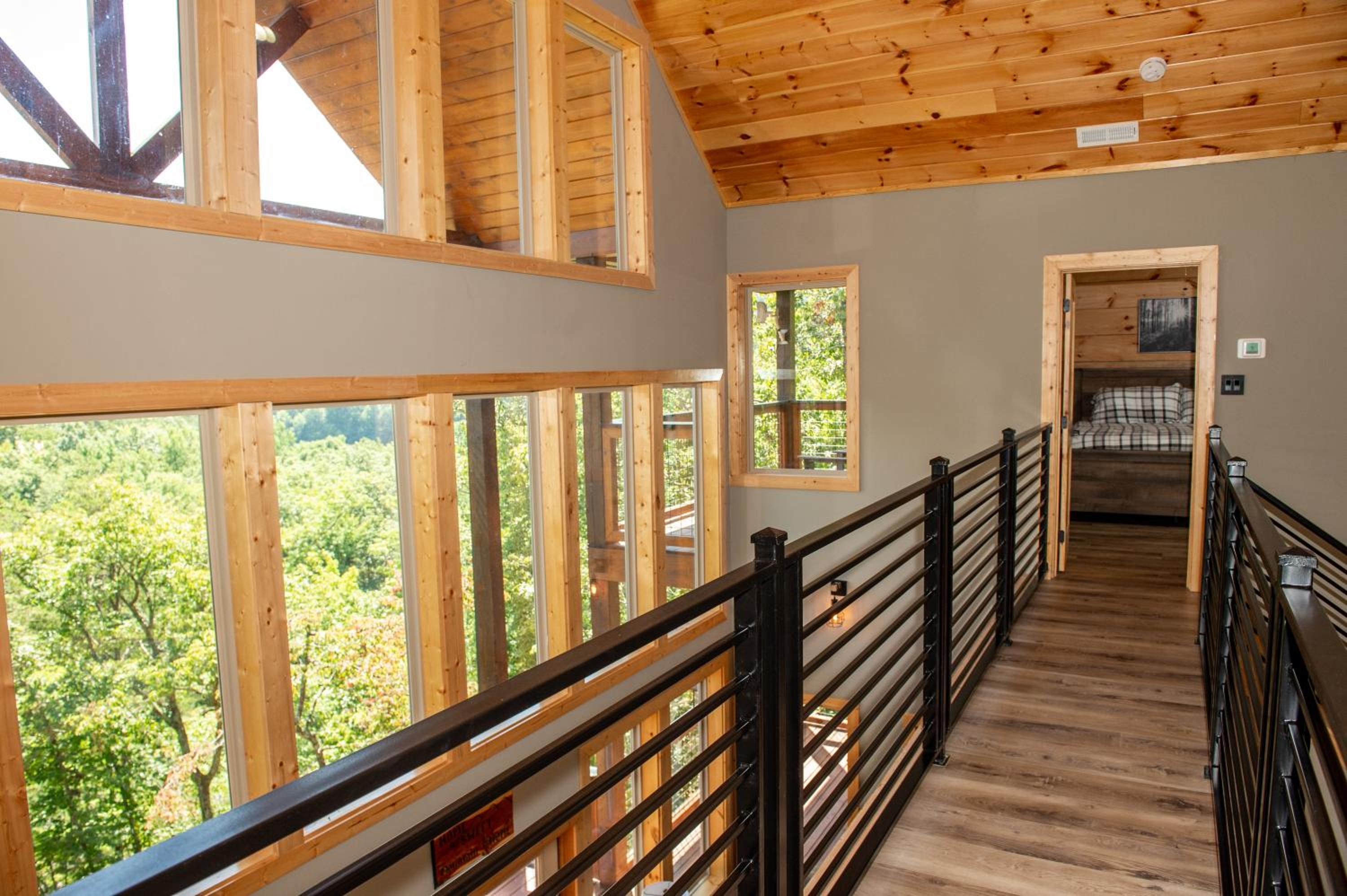 Augys View- Mountain Views-large parking-Large Cabin