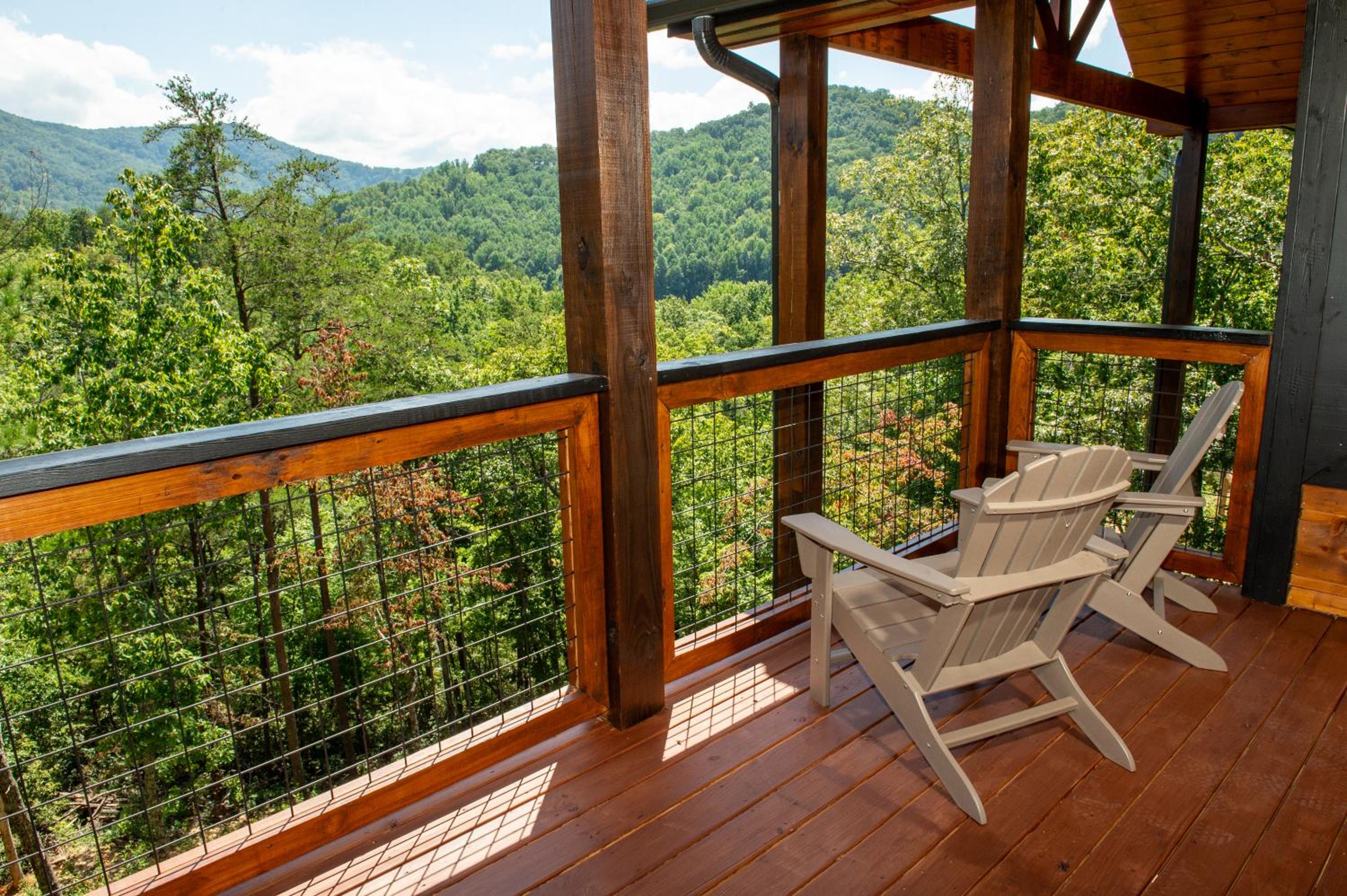 Augys View- Mountain Views-large parking-Large Cabin