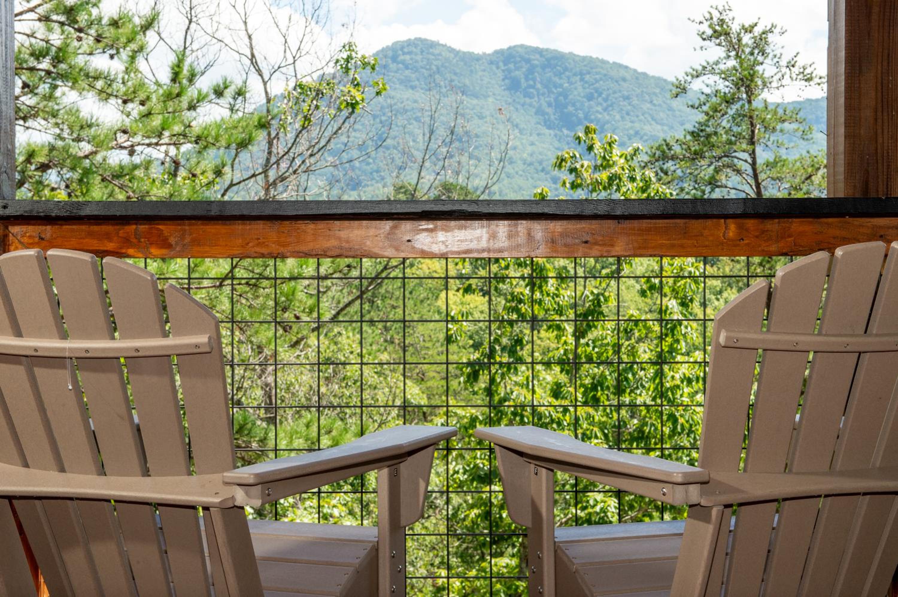 Augys View- Mountain Views-large parking-Large Cabin