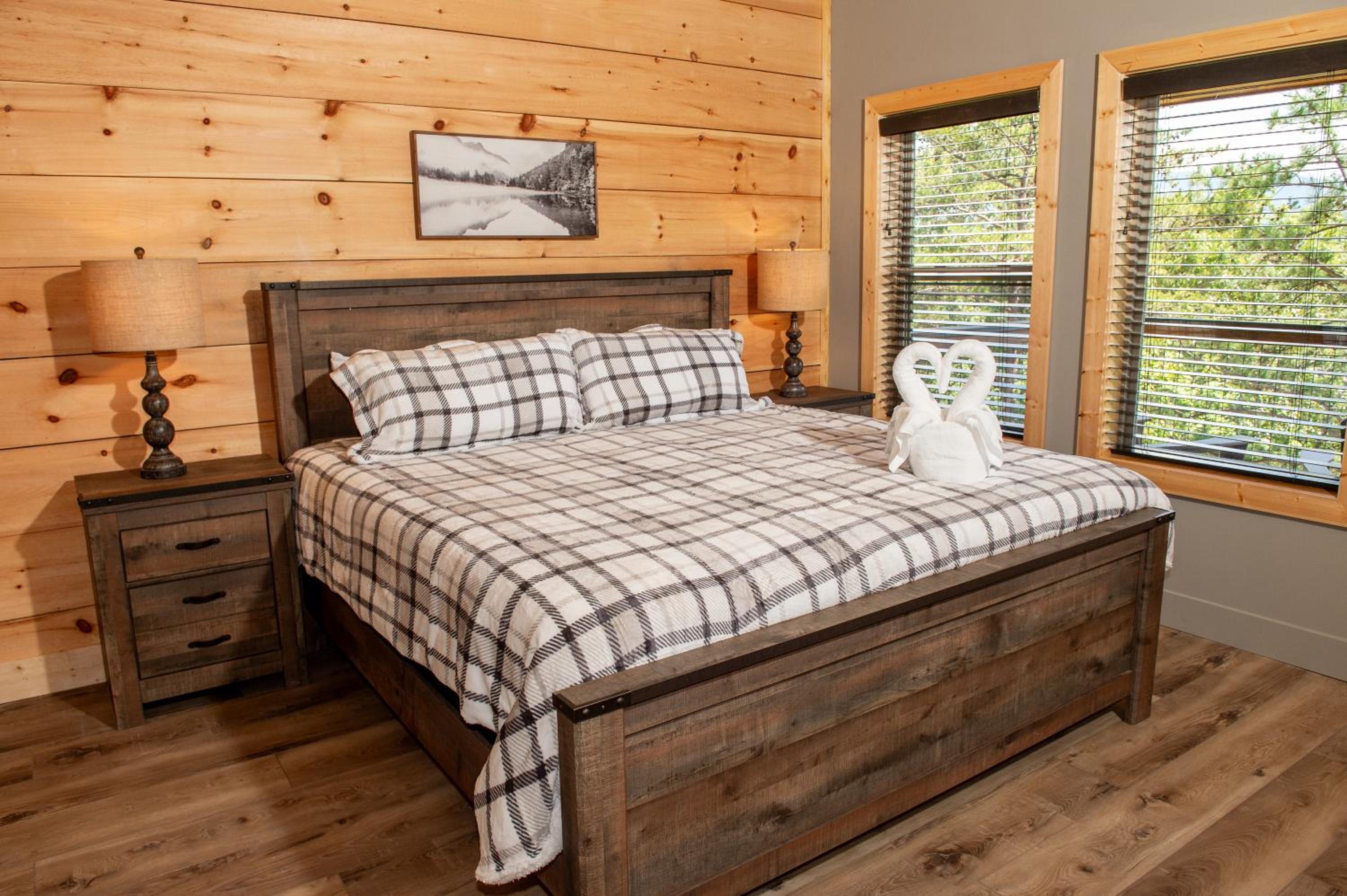 Augys View- Mountain Views-large parking-Large Cabin