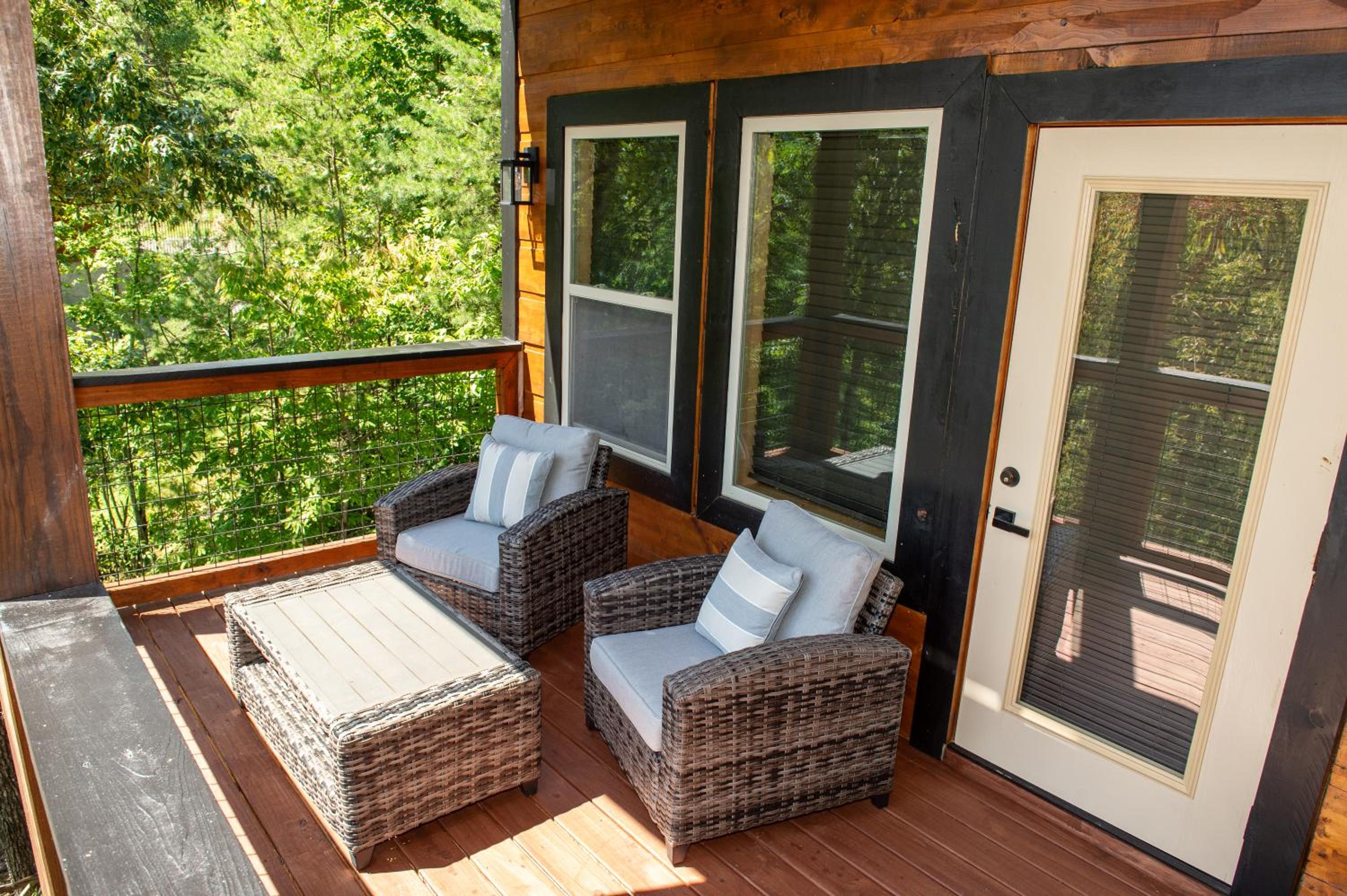 Augys View- Mountain Views-large parking-Large Cabin