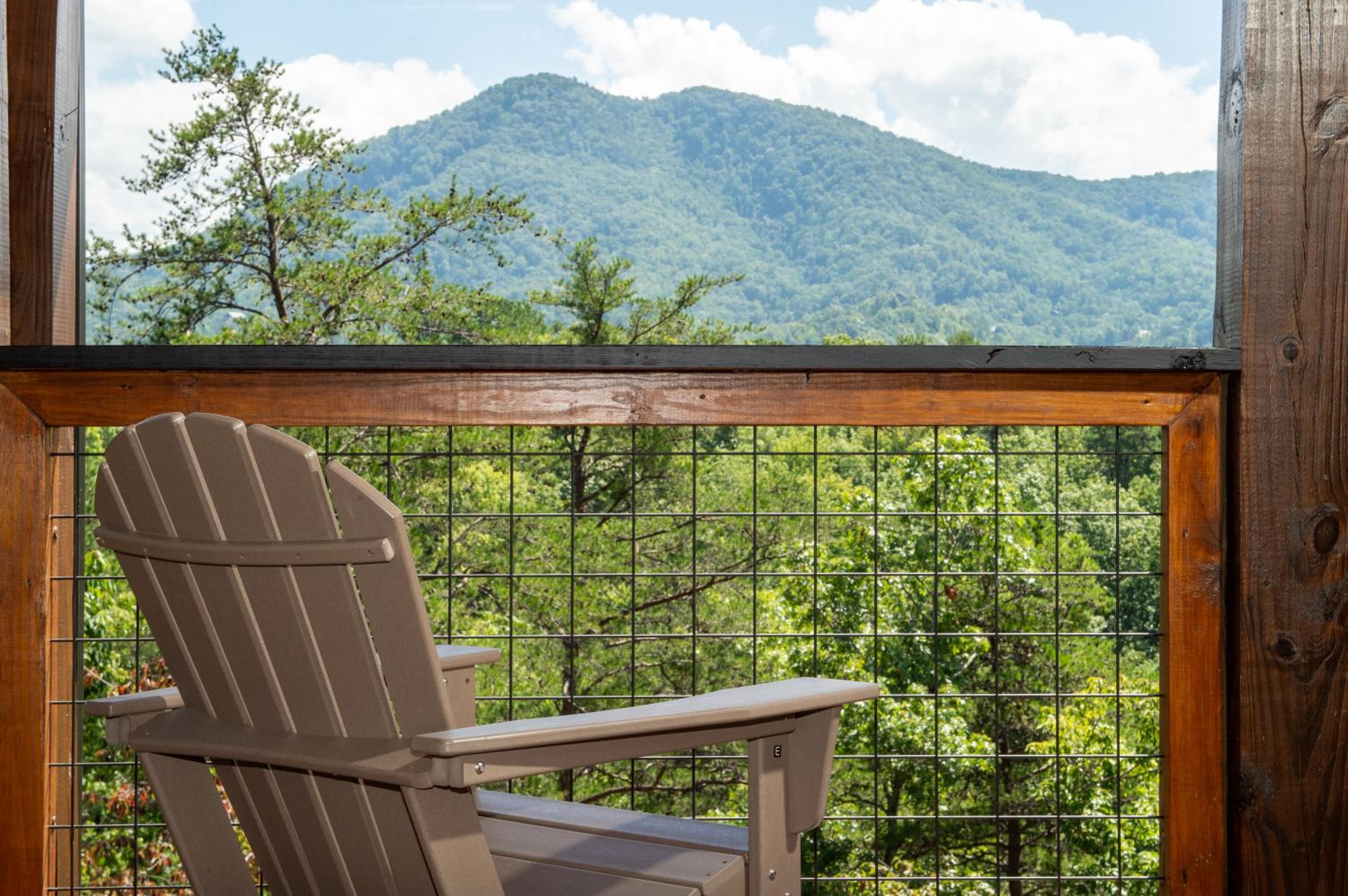 Augys View- Mountain Views-large parking-Large Cabin