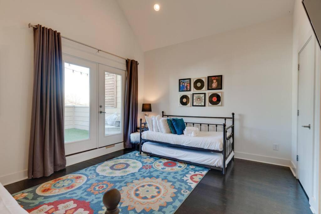 Epic Location- Steps from 12th S, Sleep12 view 3