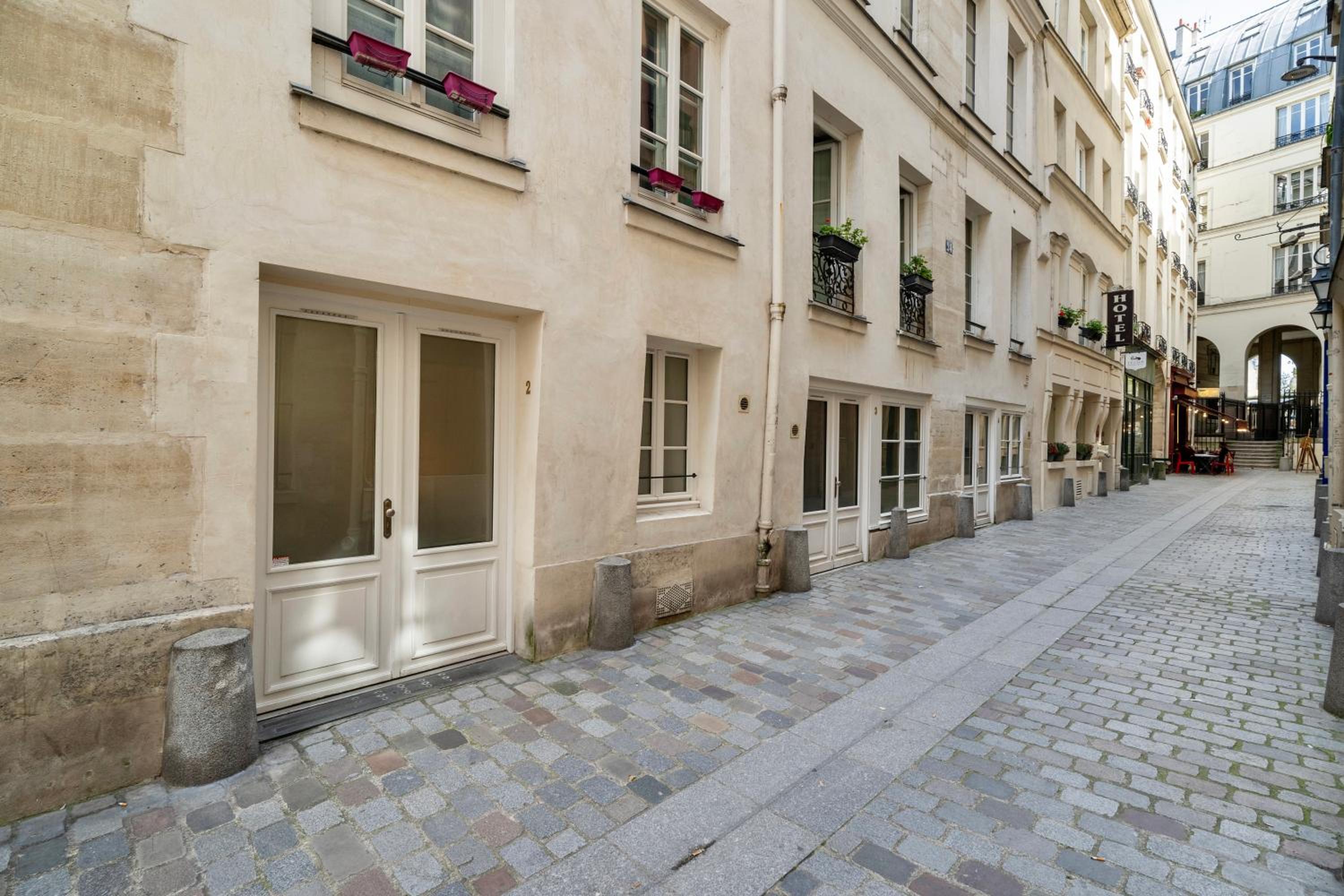 Paris Central Gem 9 Min Walk to Notre-Dame and Louvre