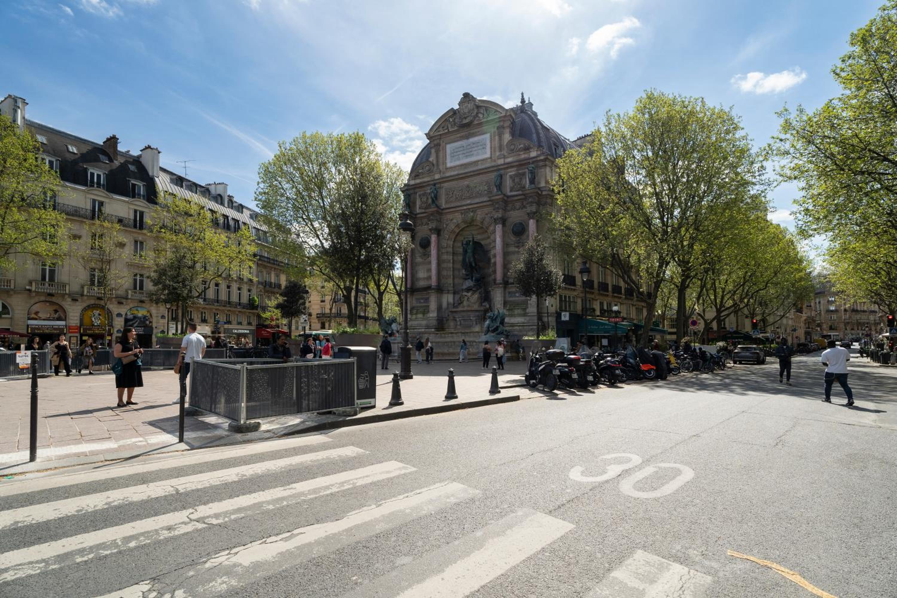 Paris Central Gem 9 Min Walk to Notre-Dame and Louvre