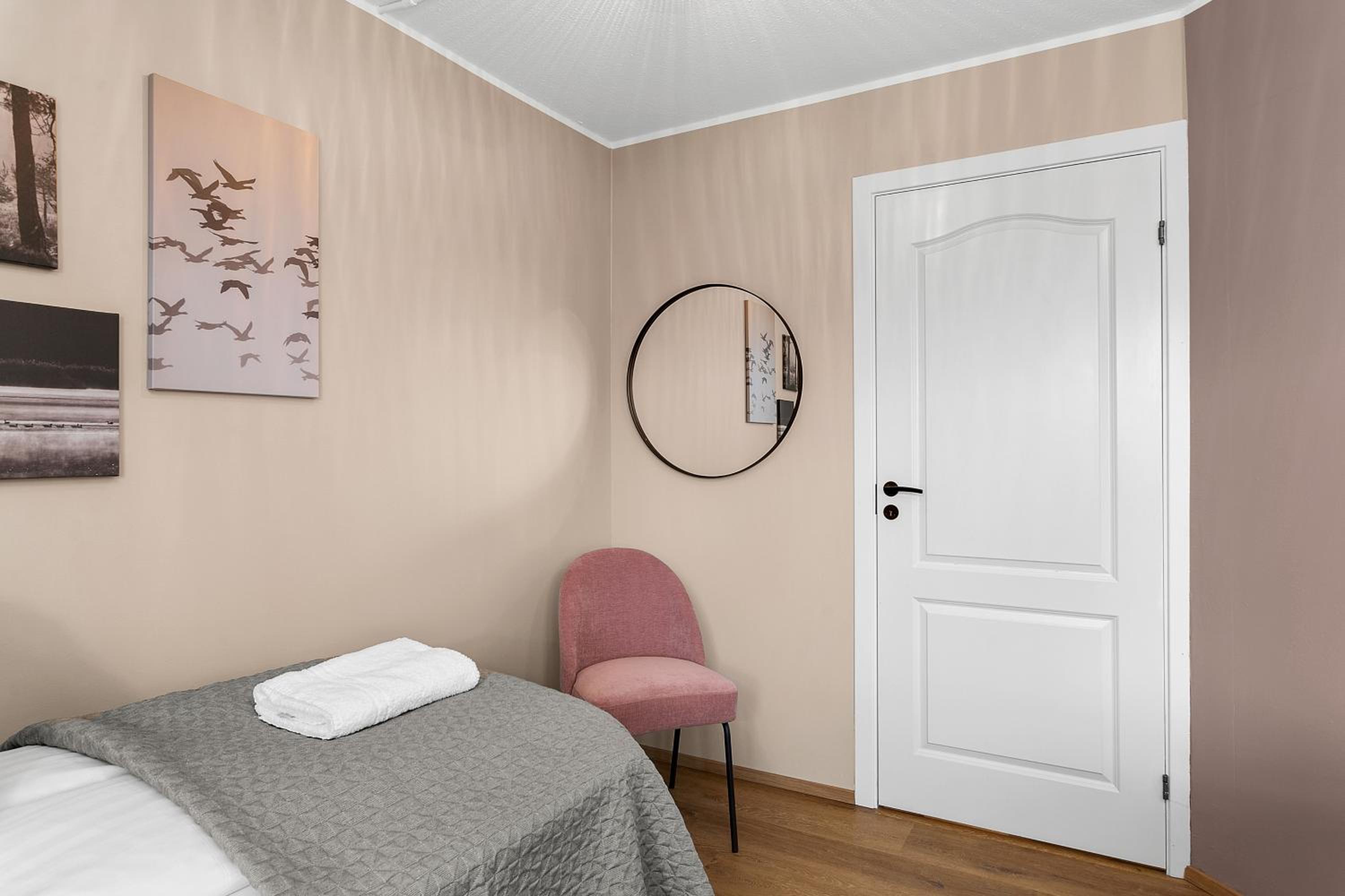 Inviting 2BR Haven in the Heart of the Suburbs