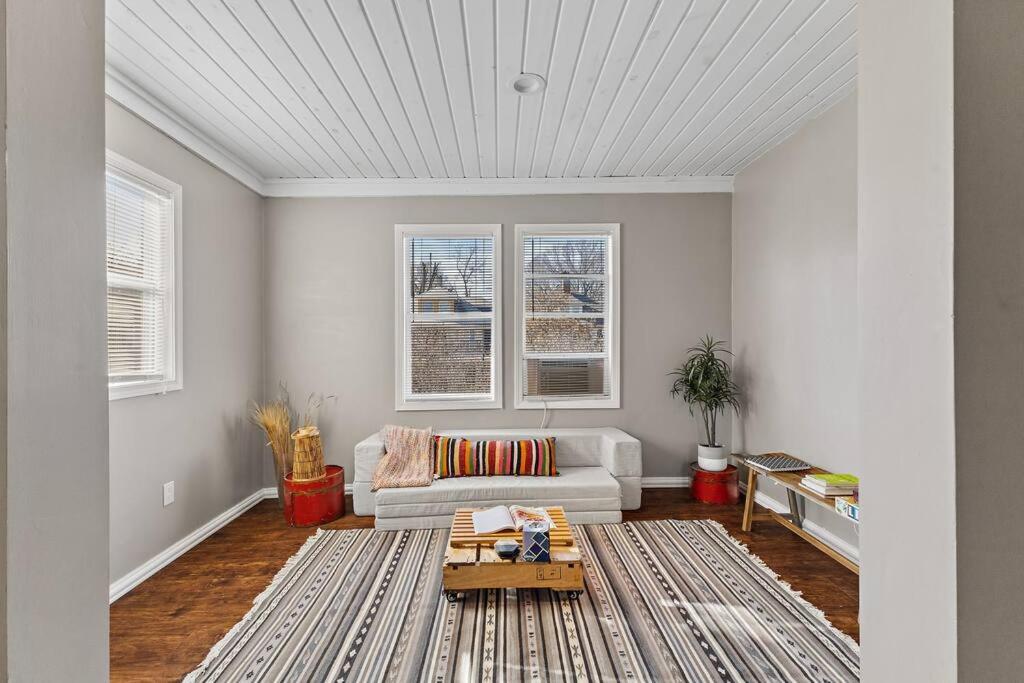 Beautiful 1Bedroom Apt - with Spacious Living Room view 3