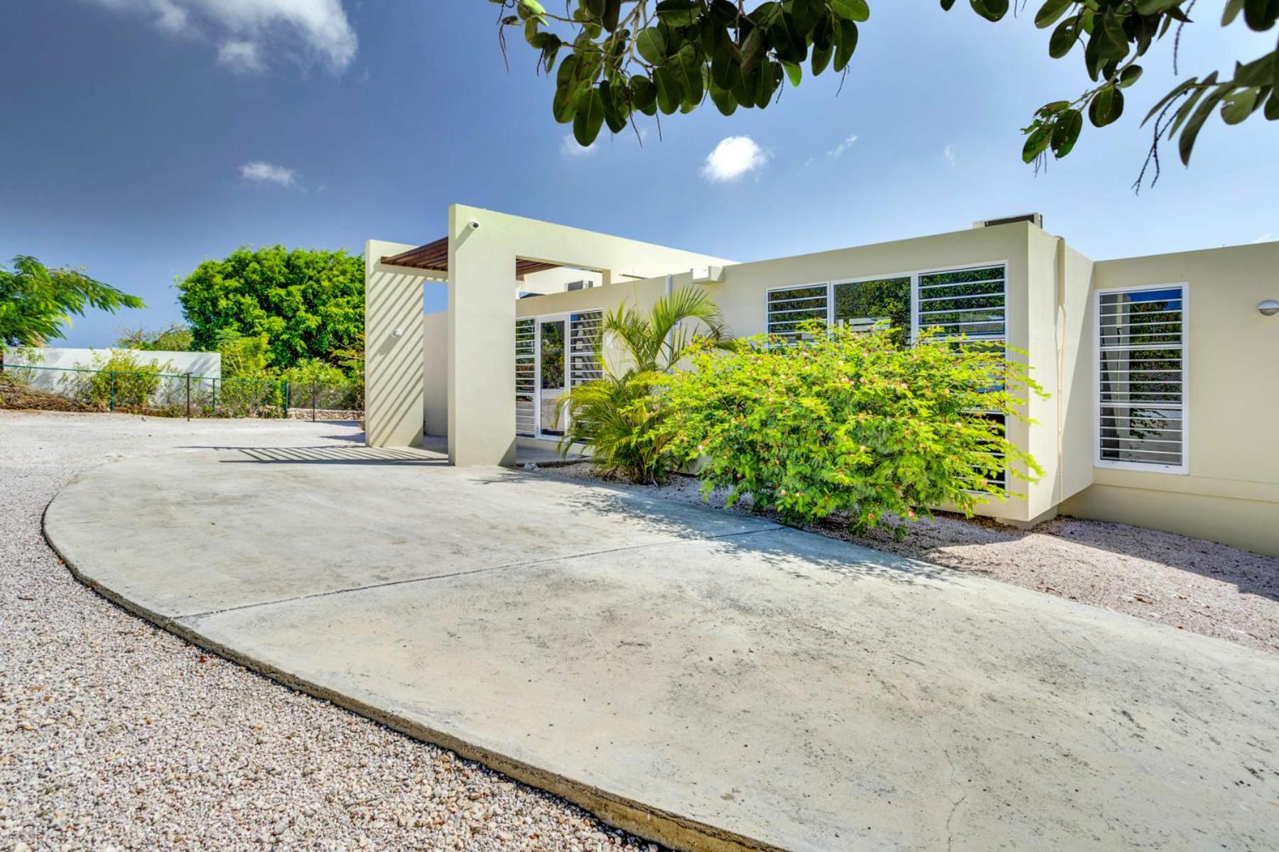 Villa Rowsu with Private Pool and Sea View