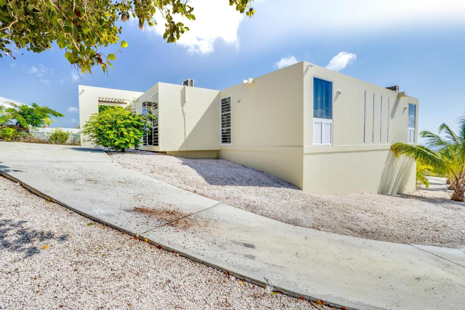 Villa Rowsu with Private Pool and Sea View