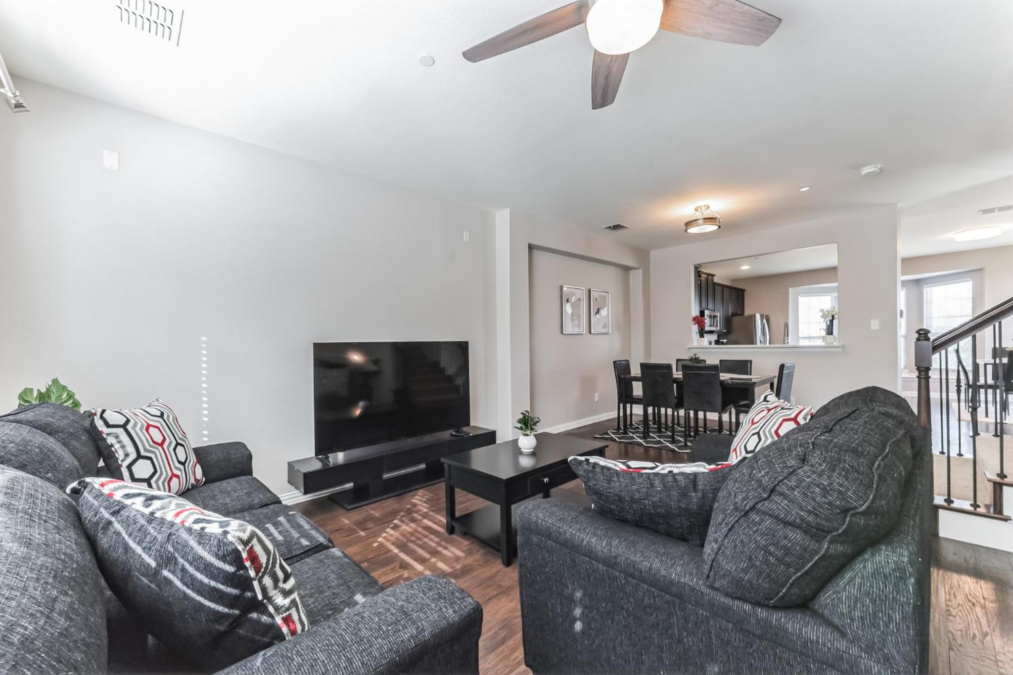 Spacious 4-bedroom house with AC and WiFi in amazing Entire home in Irving, Texas view 2