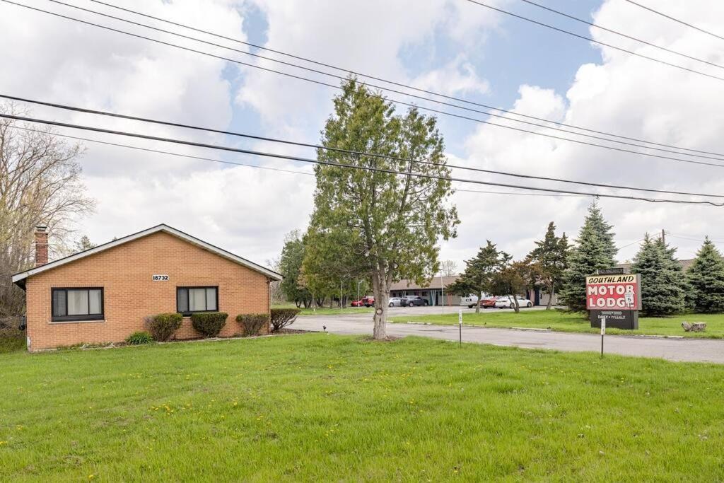 Spacious Detroit Retreat Near Metropolitan Airport