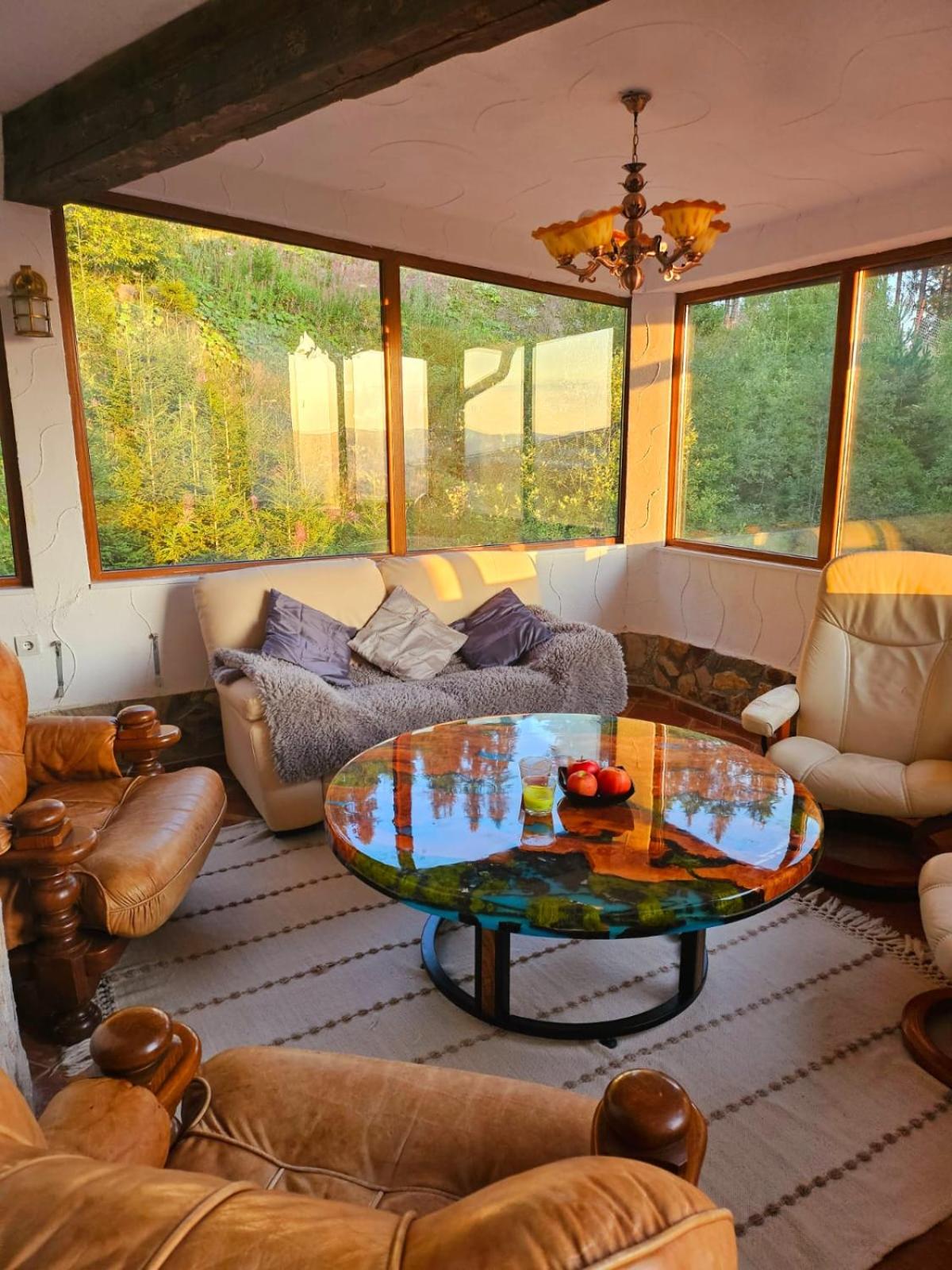 The Golden Nest - 3 Bedroom Family Mountain Apartment