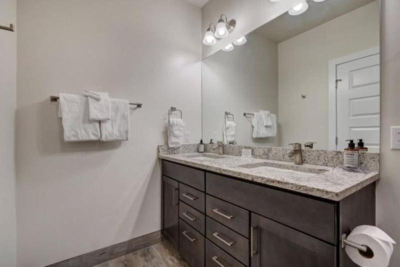 Clearwater Lofts Luxury 1 Bed Condo Near Lakeside Village view 5