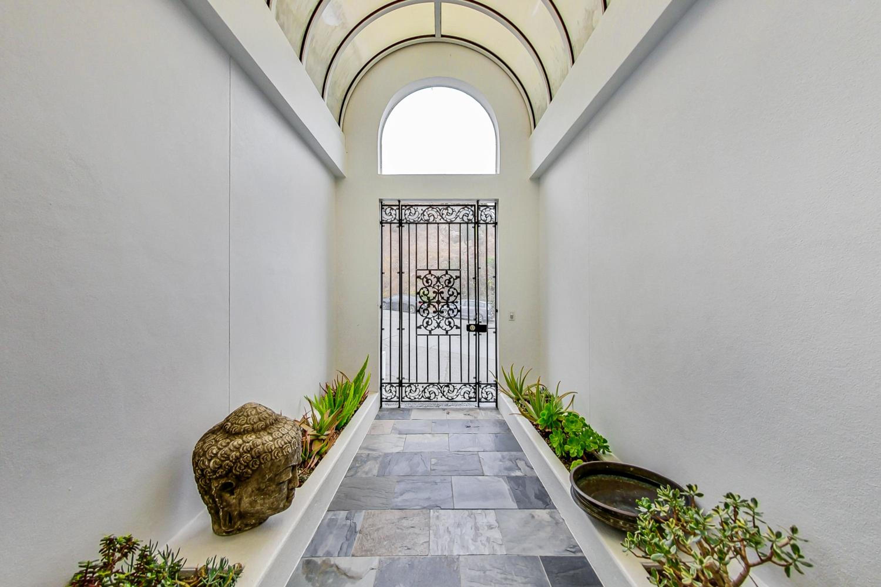 Luxury 3BR Home - Pano Views, Steam room & Deck view 2