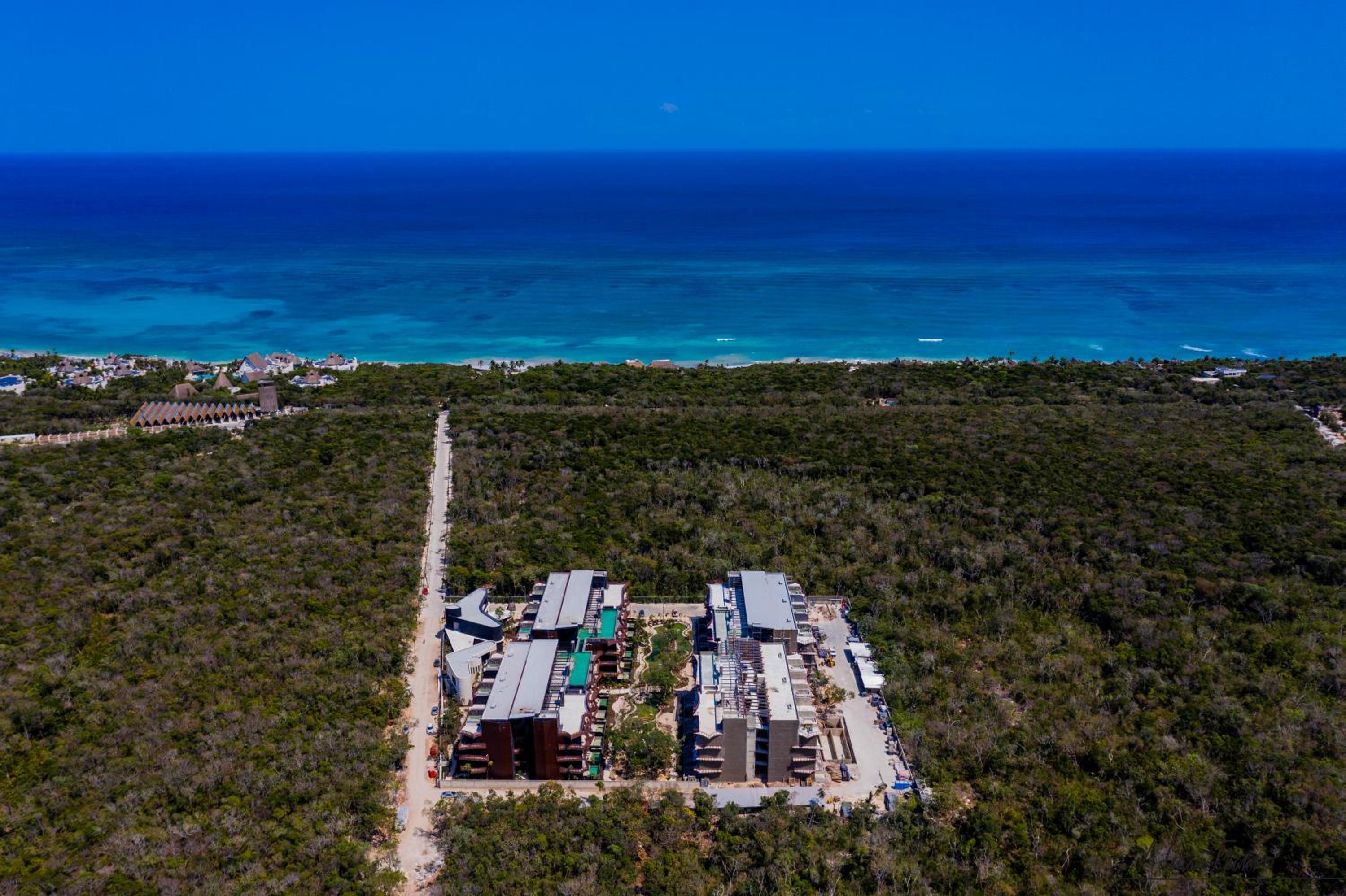 Seascape apartment near the beach with a sea-view rooftop and infinity pool