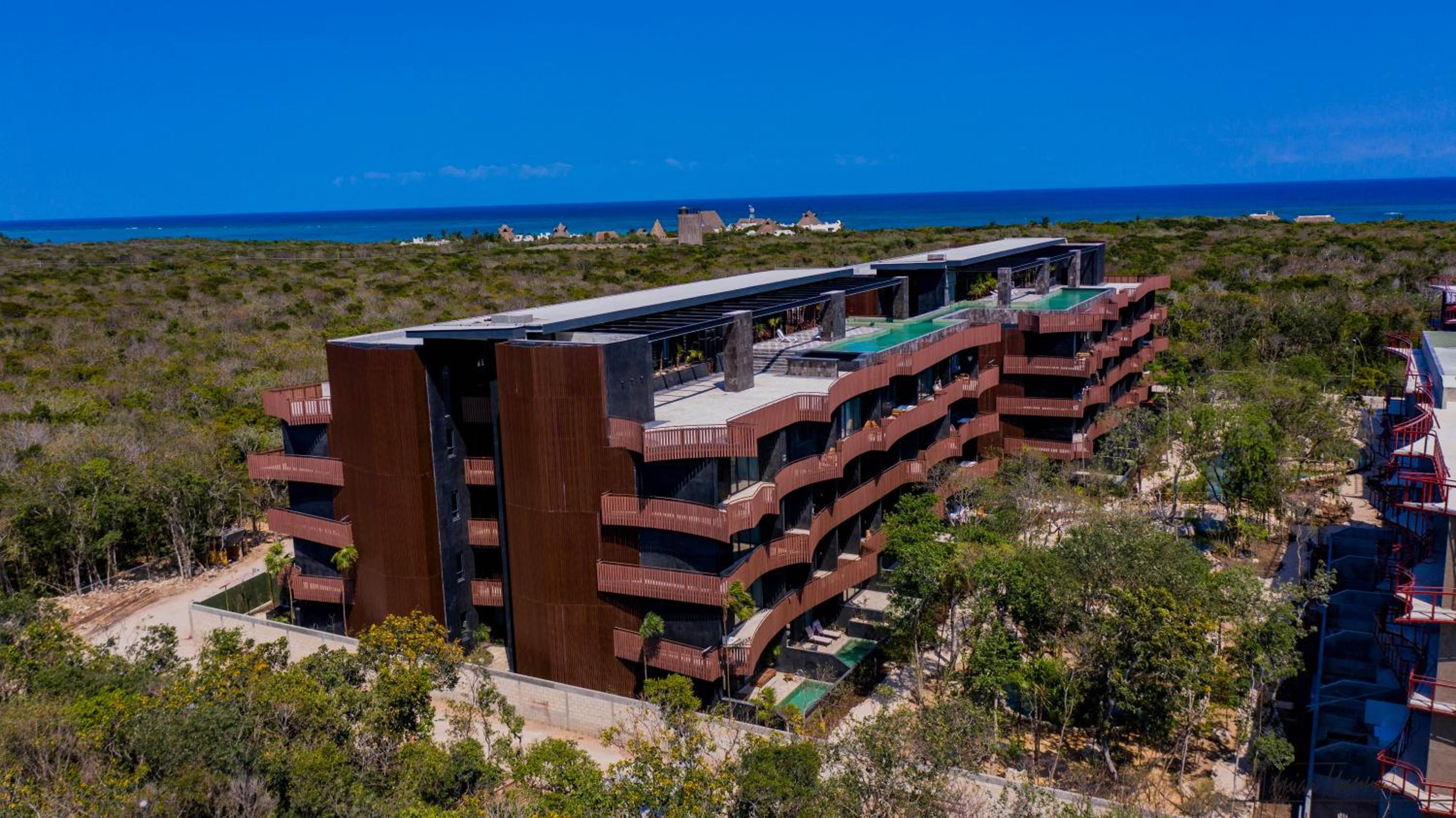 Seascape apartment near the beach with a sea-view rooftop and infinity pool