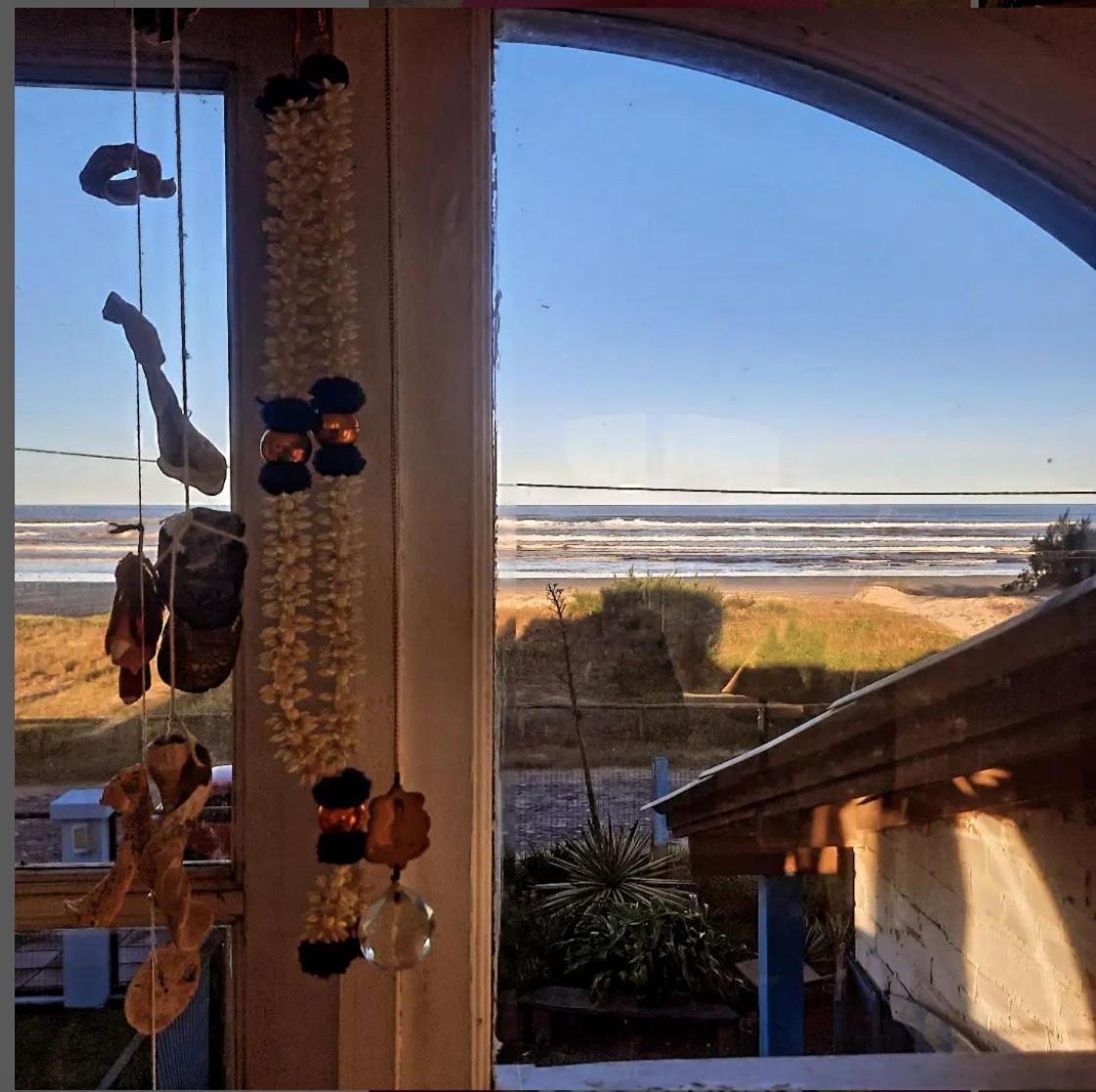 Casa beiramar, vista mar e pinheiros, pé na areia