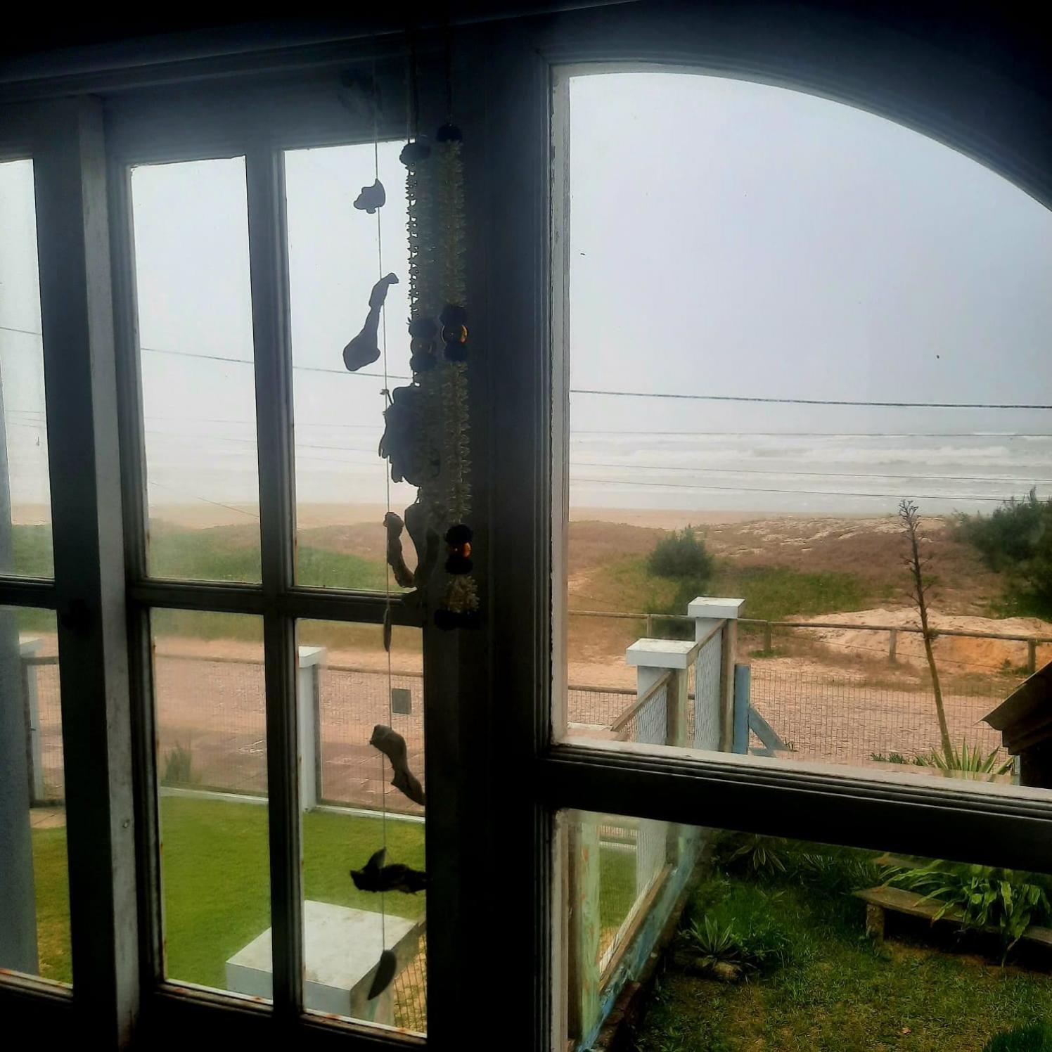 Casa beiramar, vista mar e pinheiros, pé na areia