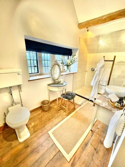 Fordview Cottage is full of Cotwolds Charm view 4