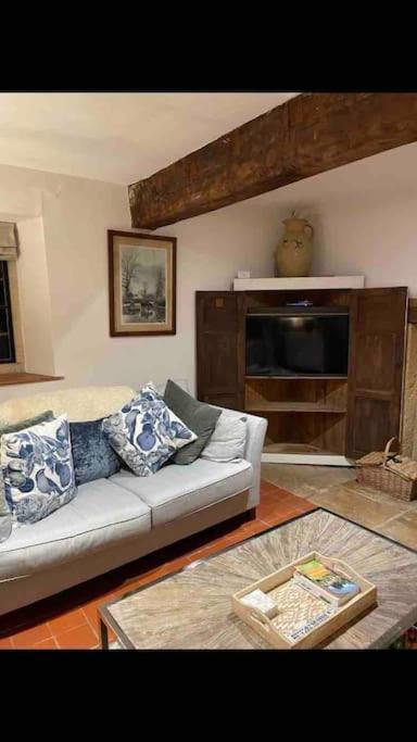 Fordview Cottage is full of Cotwolds Charm view 5