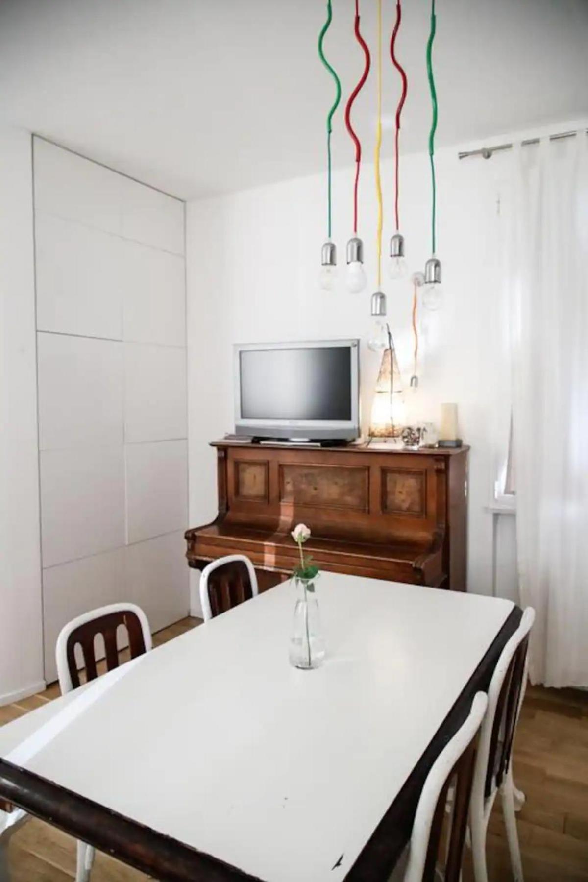 YR Apartments Central Station - 5 Min Walk to Metro & Trains