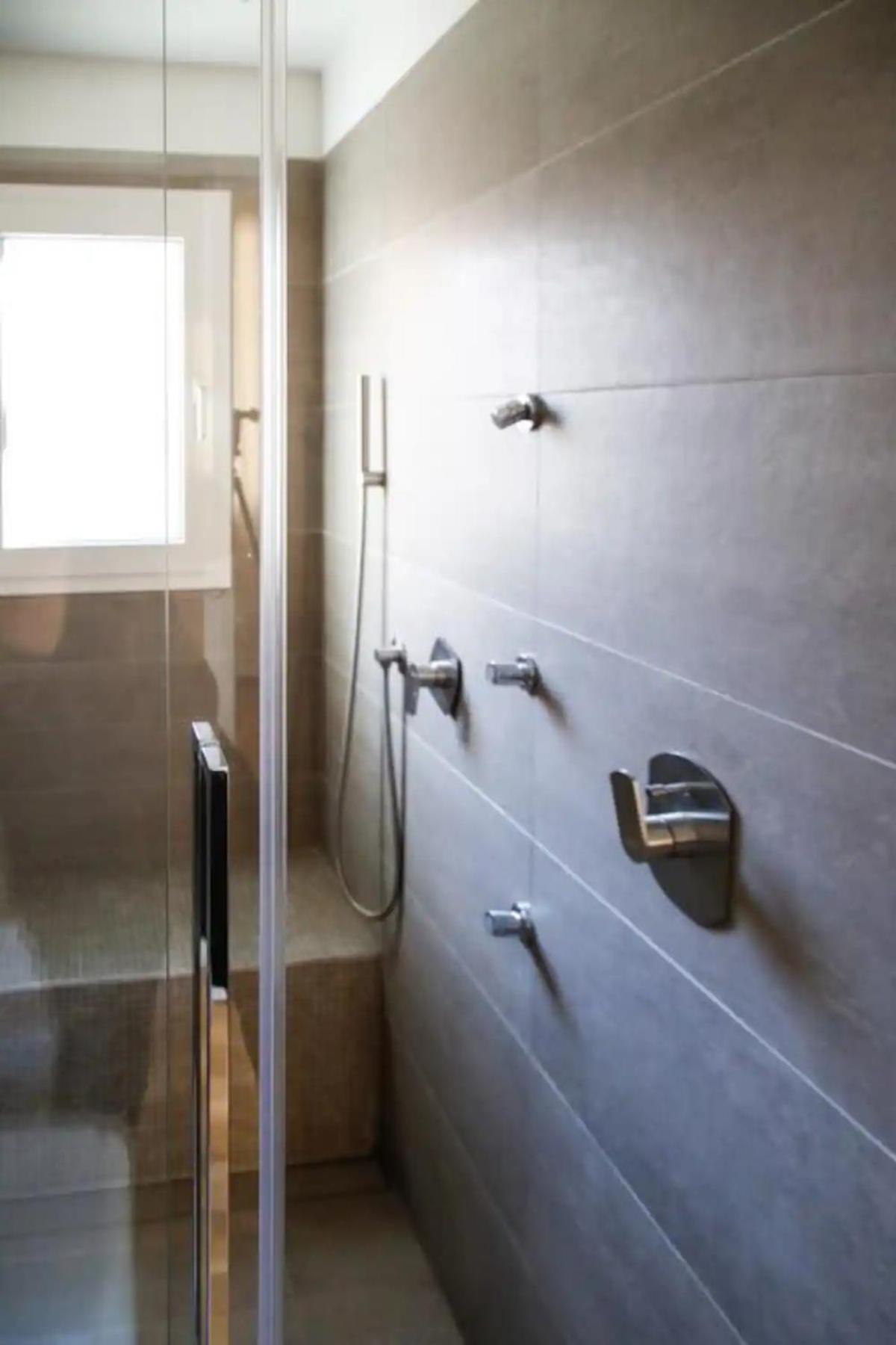 YR Apartments Central Station - 5 Min Walk to Metro & Trains