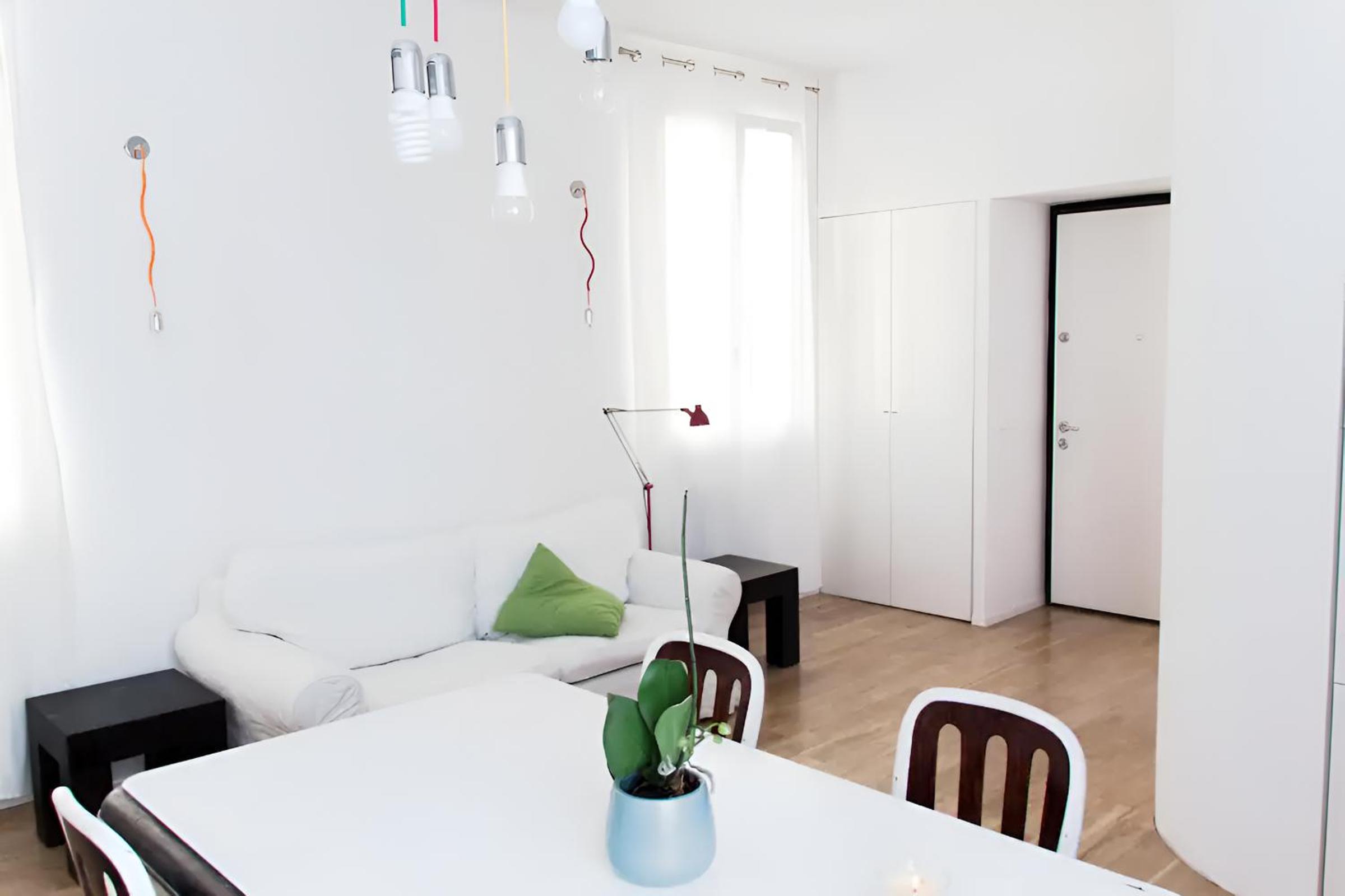 YR Apartments Central Station - 5 Min Walk to Metro & Trains