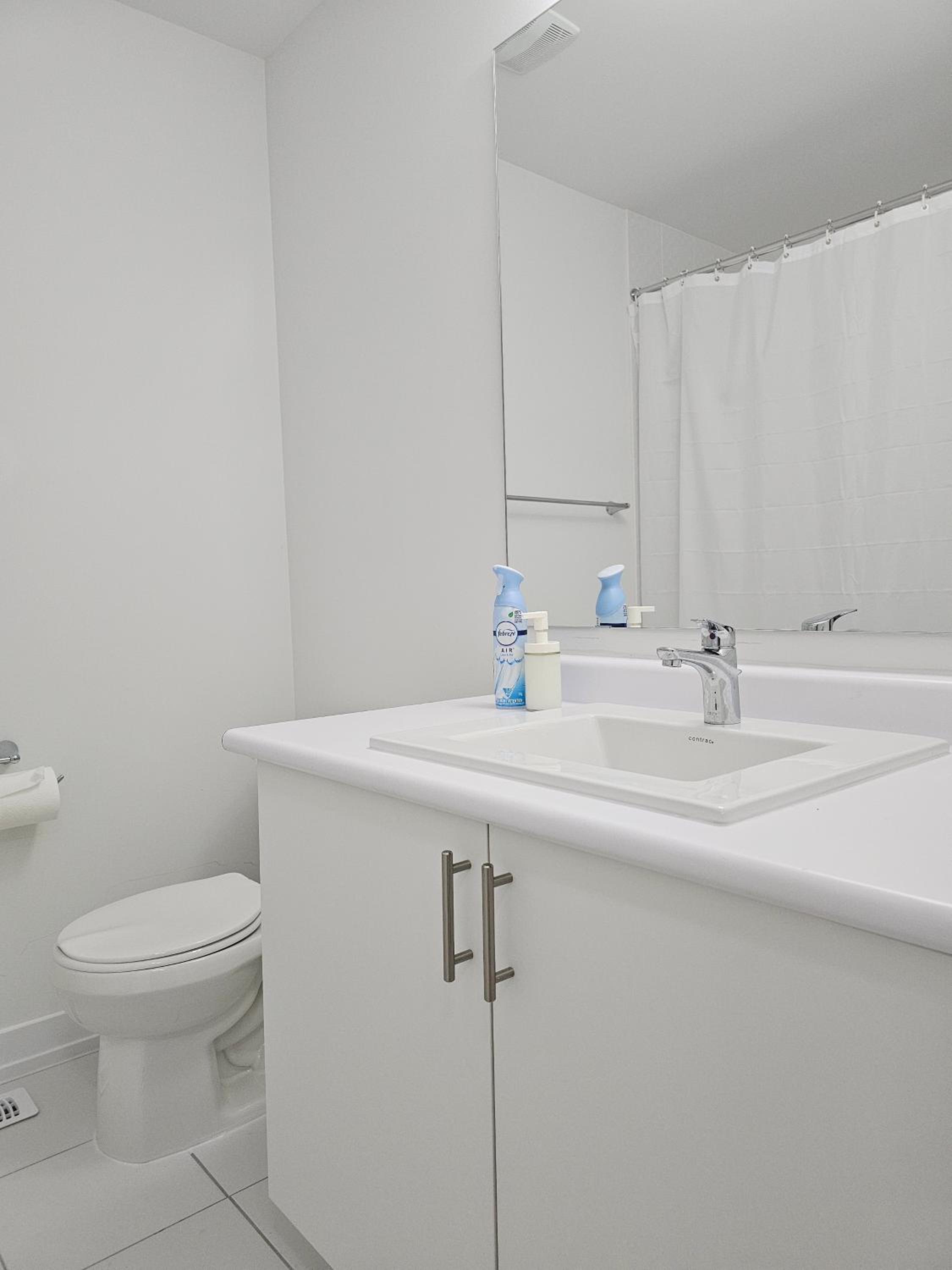 CEDAR Double Room with attached private Bathroom and Balcony in Toronto, ON, Canada