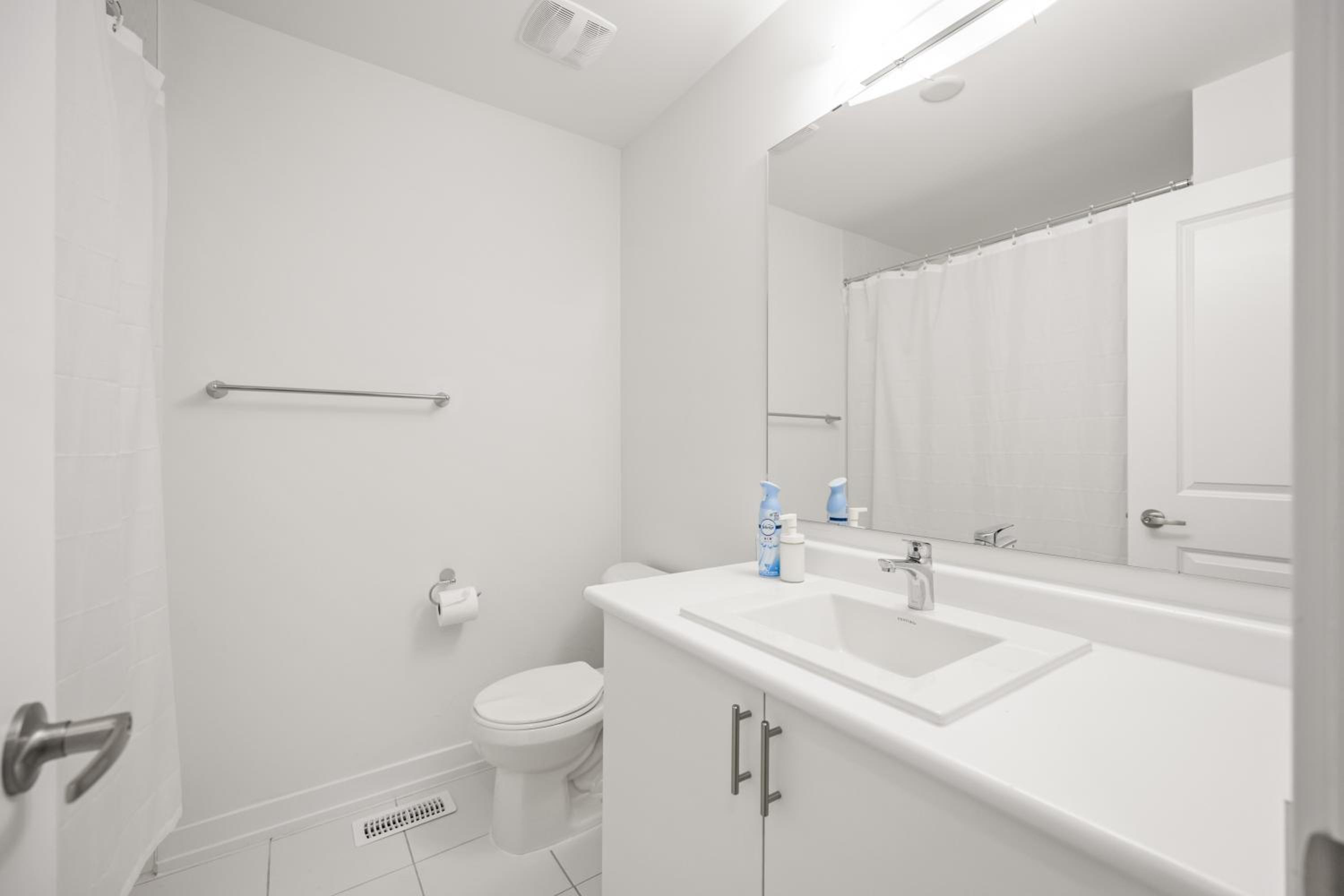CEDAR Double Room with attached private Bathroom and Balcony in Toronto, ON, Canada